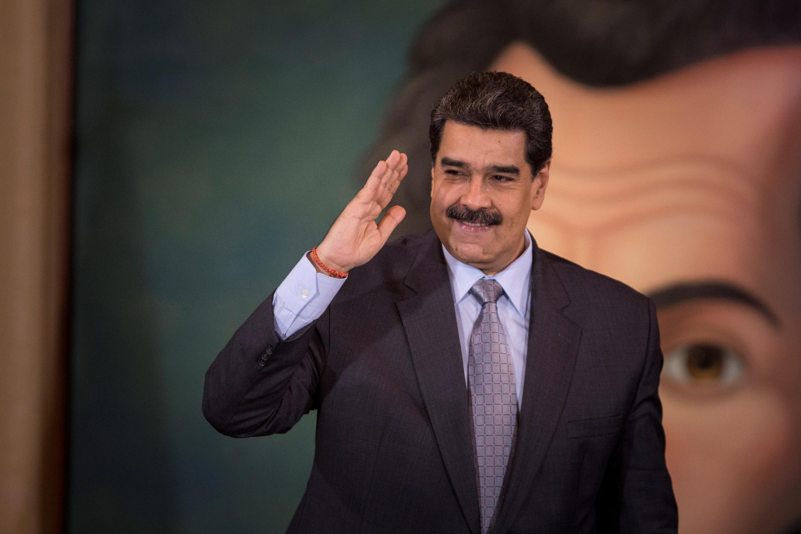 El presidente de Venezuela, Nicolás Maduro, saluda en Caracas, Venezuela.