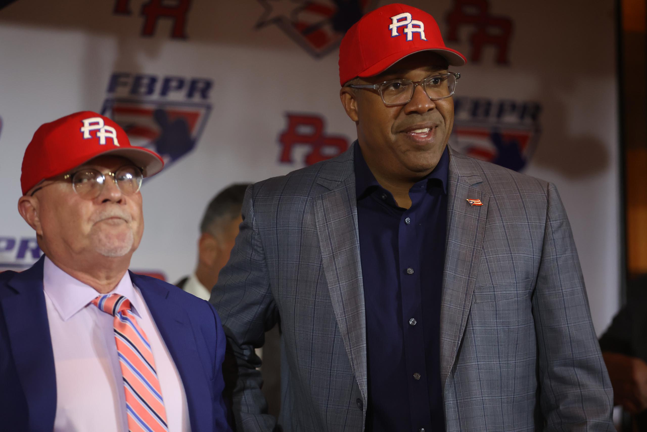 A la izquierda, el presidente de la Federación de Béisbol de Puerto Rico, José Quiles, alega que fue malinterpretado.