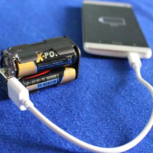 Cómo cargar el celular con baterías