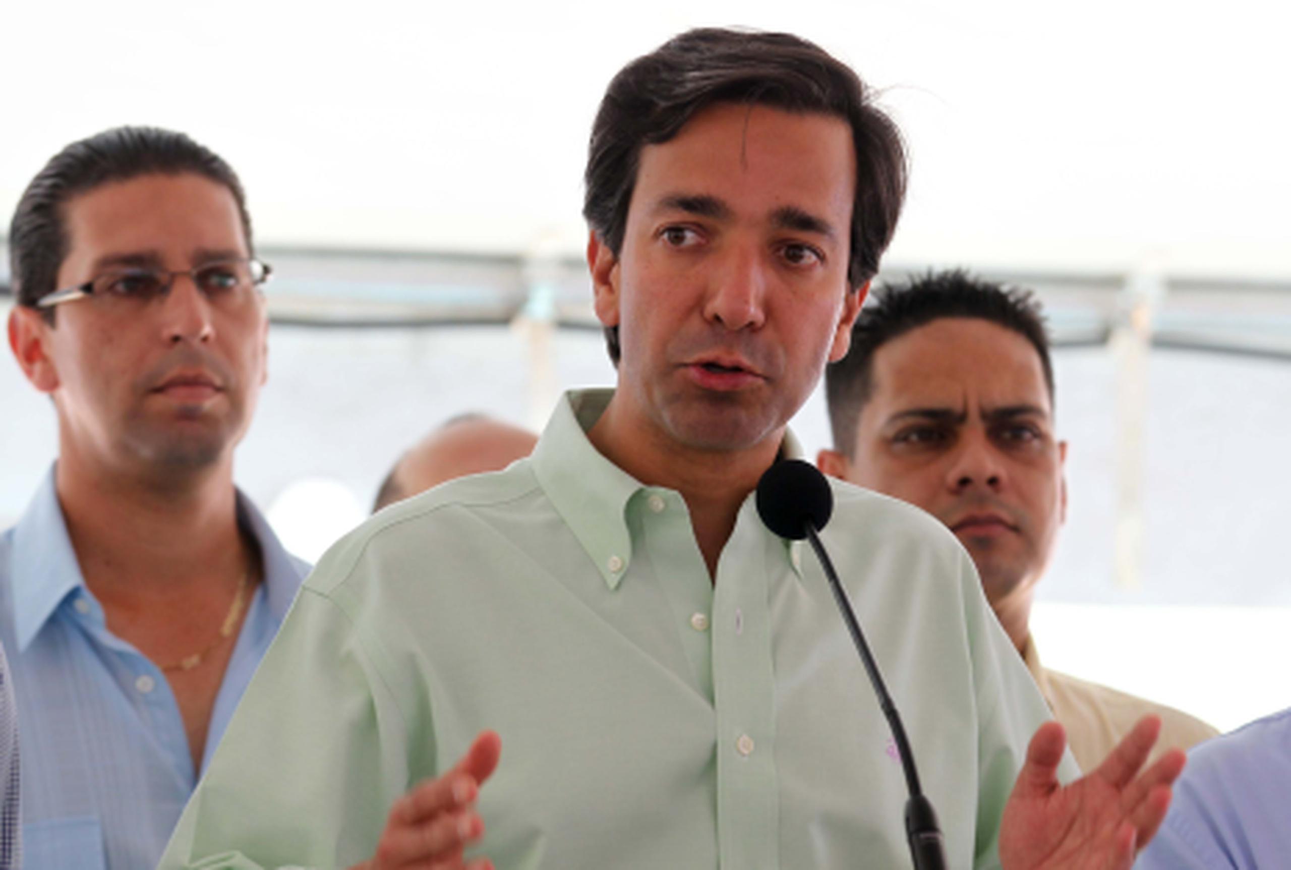 Fortuño inspecciona construcción de hotel en Manatí Primera Hora