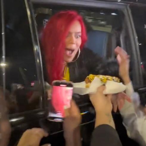 Karol G le “roba” hot dog a fanático tras concierto
