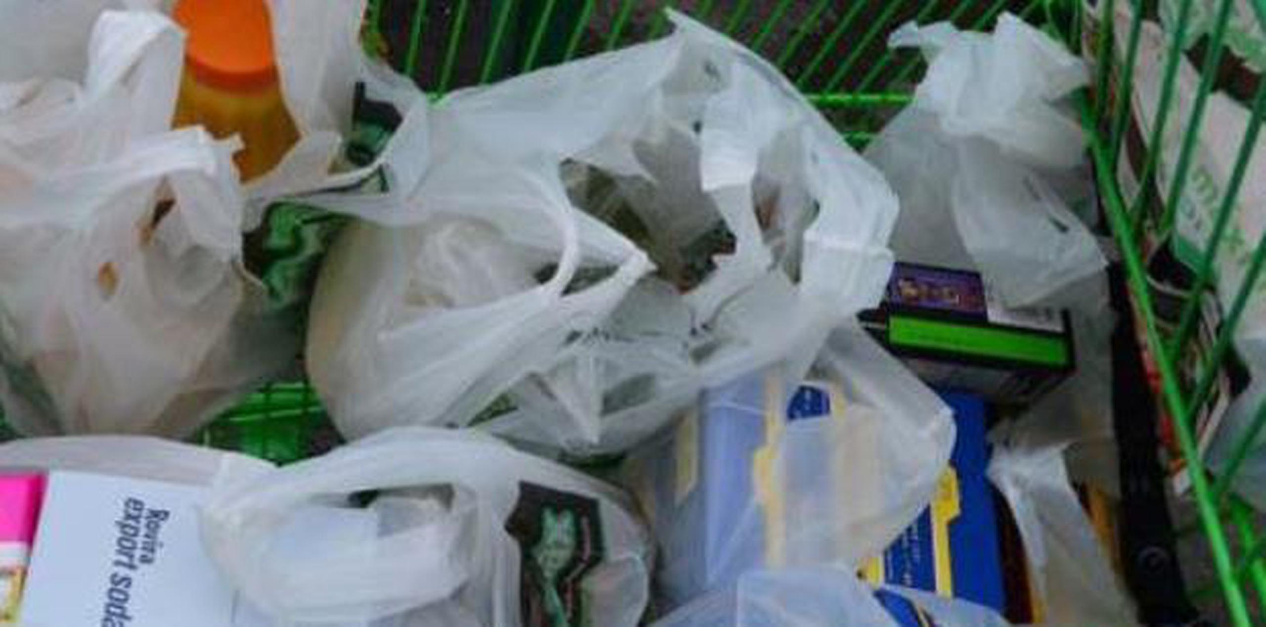 Hay varios proyectos de ley para enmendar la ley de las bolsa plásticas. (archivo)