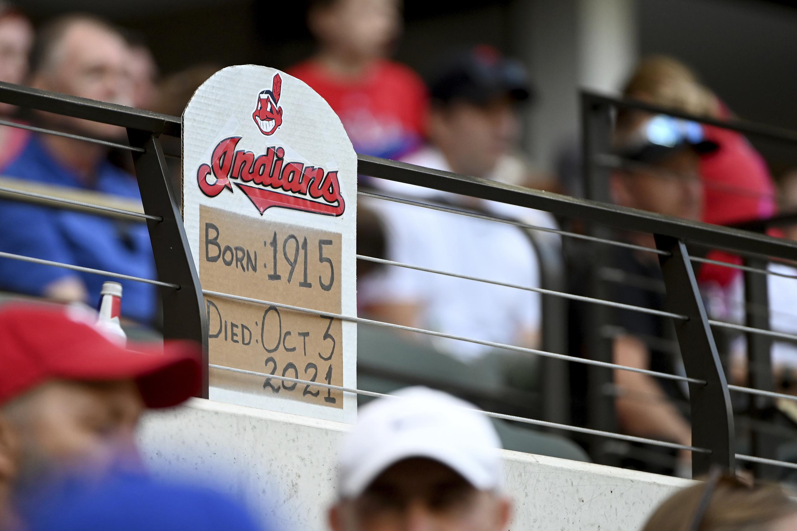 La foto de archivo del 3 de octubre de 2021 muestra un letrero que hace alusión a la desaparición del nombre de Indians de Cleveland, durante un juego ante los Rangers de Texas.