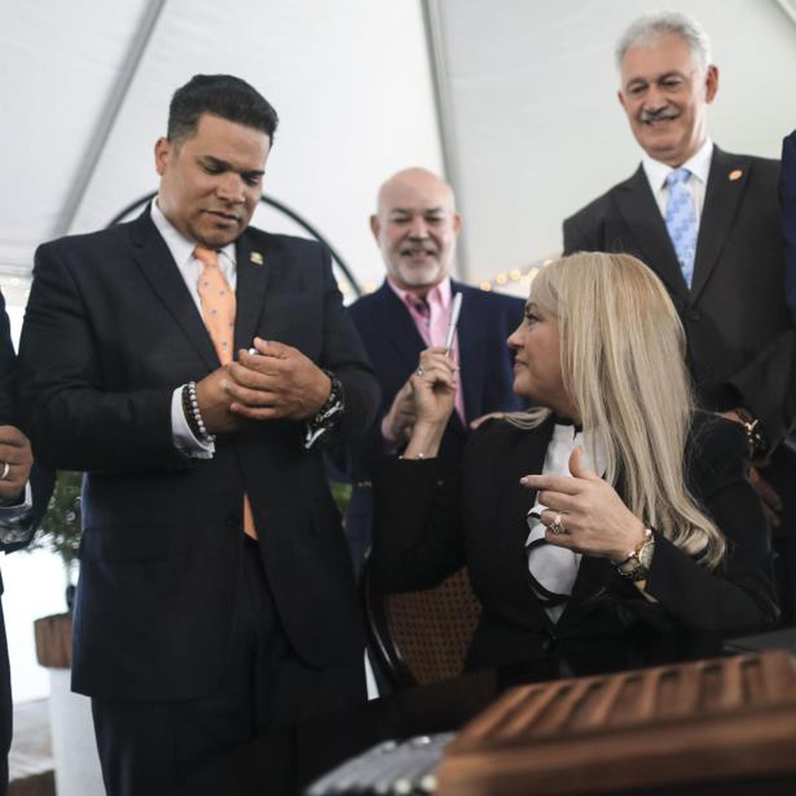 La gobernadora observa al autor de la medida que ahora es ley, el representante  José "Memo" González. (xavier.araujo@gfrmedia.com)