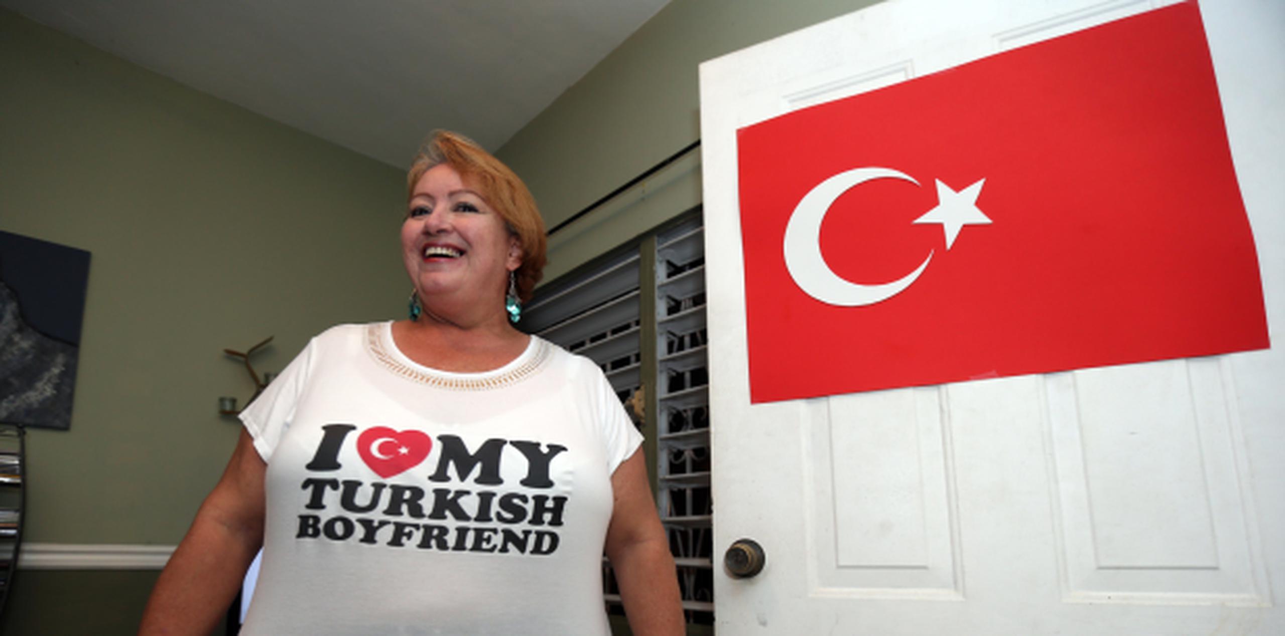 Priscilla Mayol adornó su casa con la bandera de Turquía y además se vistió con un tema alusivo a Fatmagül para ver junto con varias amistades el capítulo final de la serie. (JUAN.MARTINEZ@GFRMEDIA.COM)