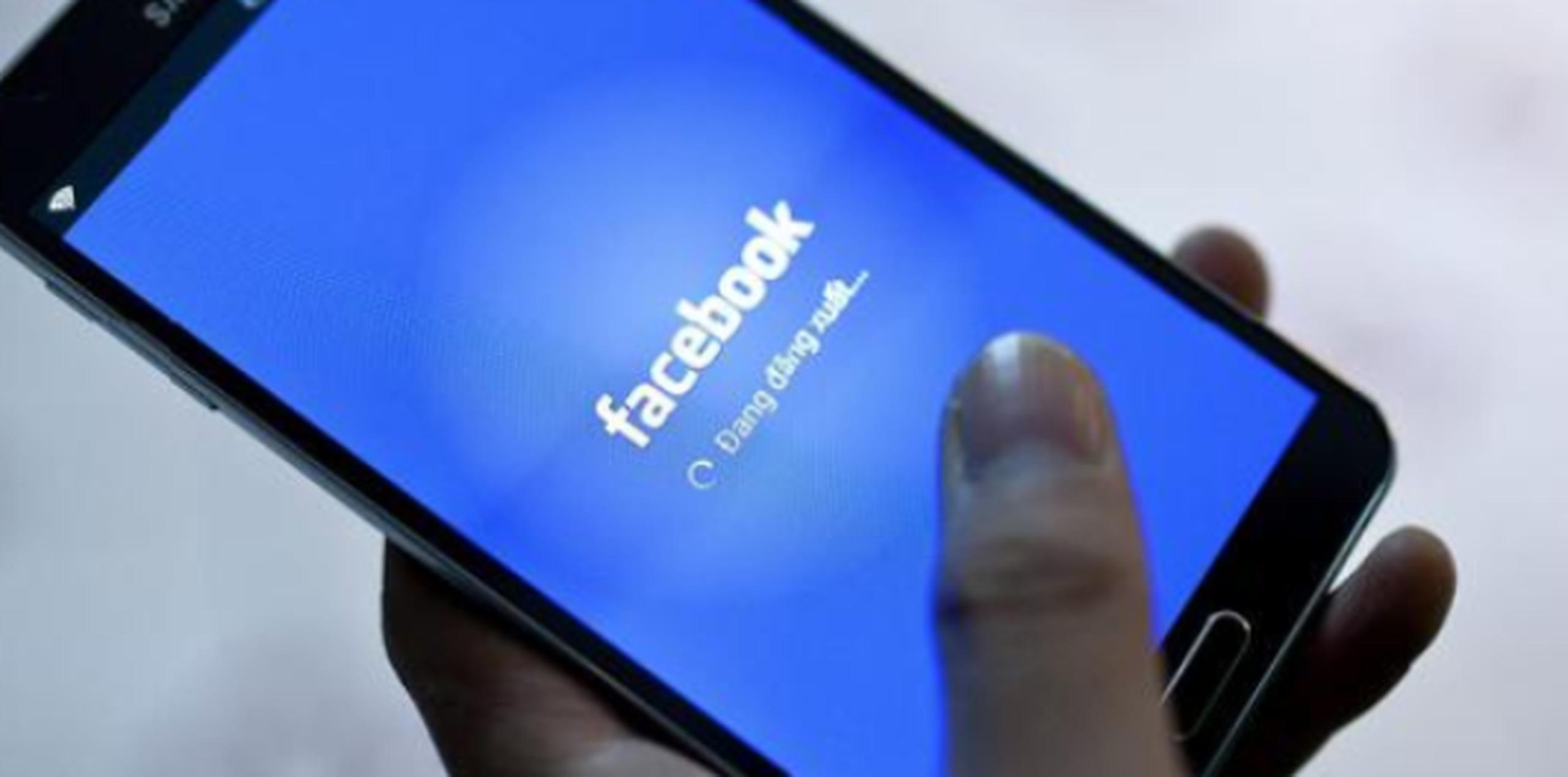 Facebook dijo que unos 4,500 empleados suyos revisan contenidos, y que contratará a otros 3,000 en el año próximo.  (Archivo)

