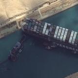 Tratarán de usar marea para reflotar buque atascado en Suez
