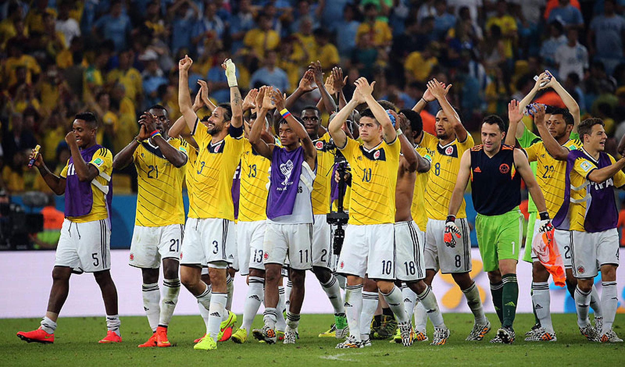 Los jugadores de Colombia celebran su victoria ante Uruguay 2-0, al finalizar el partido Colombia-Uruguay, de octavos de final del Mundial de Fútbol de Brasil 2014. (EFE)