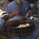 Paciente toca guitarra en medio de cirugía de cerebro