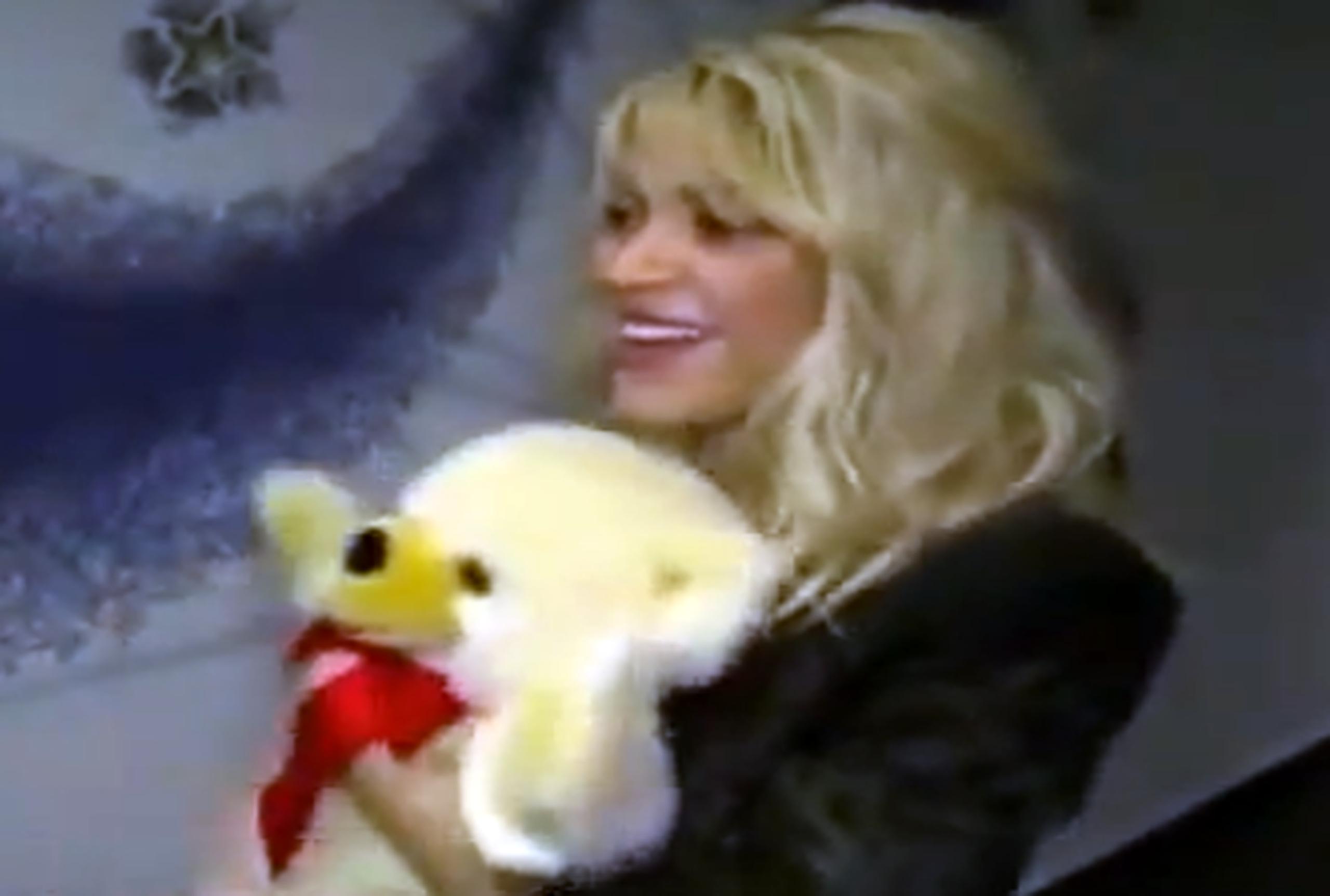 Shakira recibió un osito de peluche como regalo de parte del presentador Wolfram Kons.