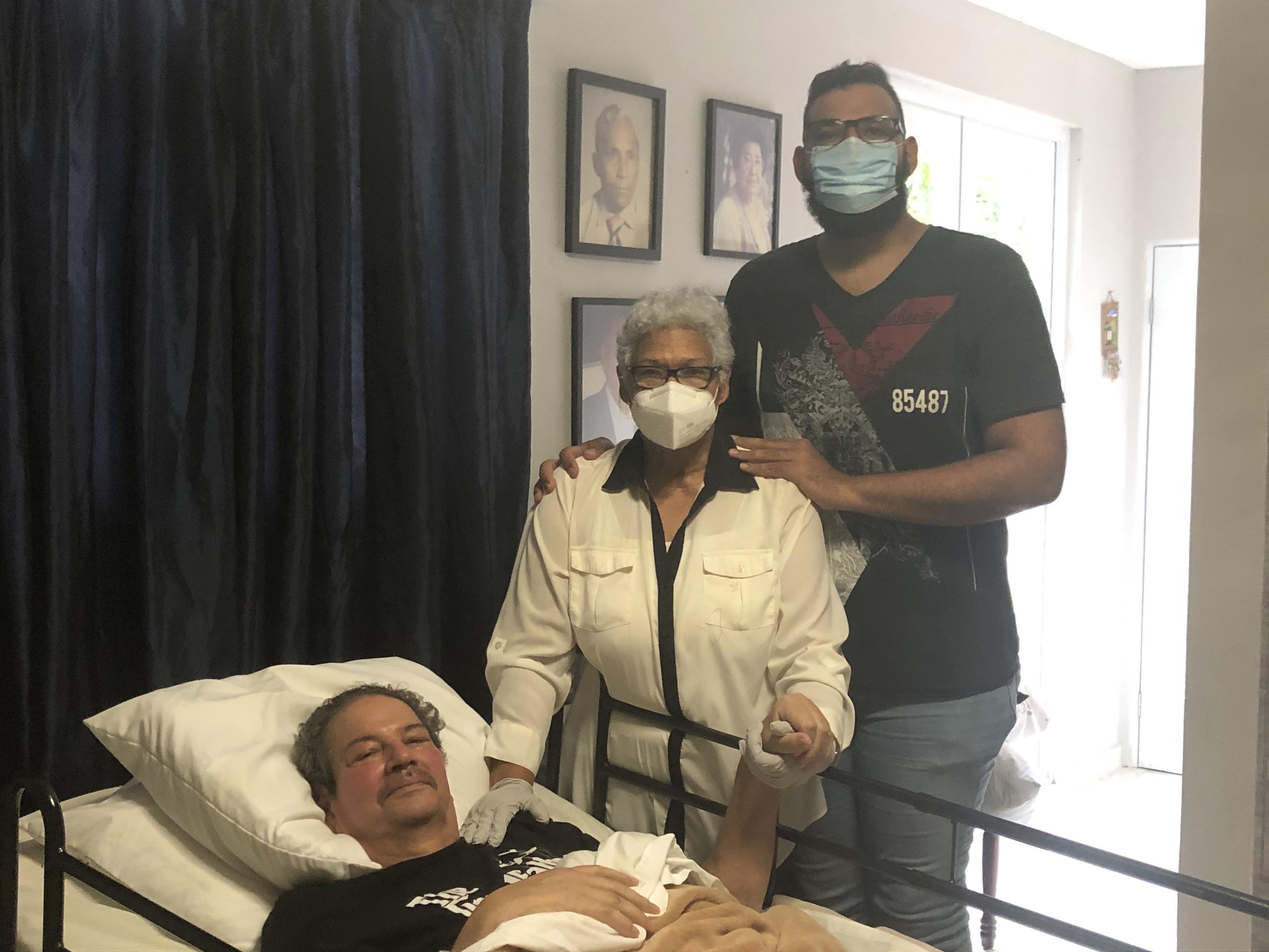 El paciente Edgar Flores, junto a su esposa Luisa Acevedo y su hijo Edgar.