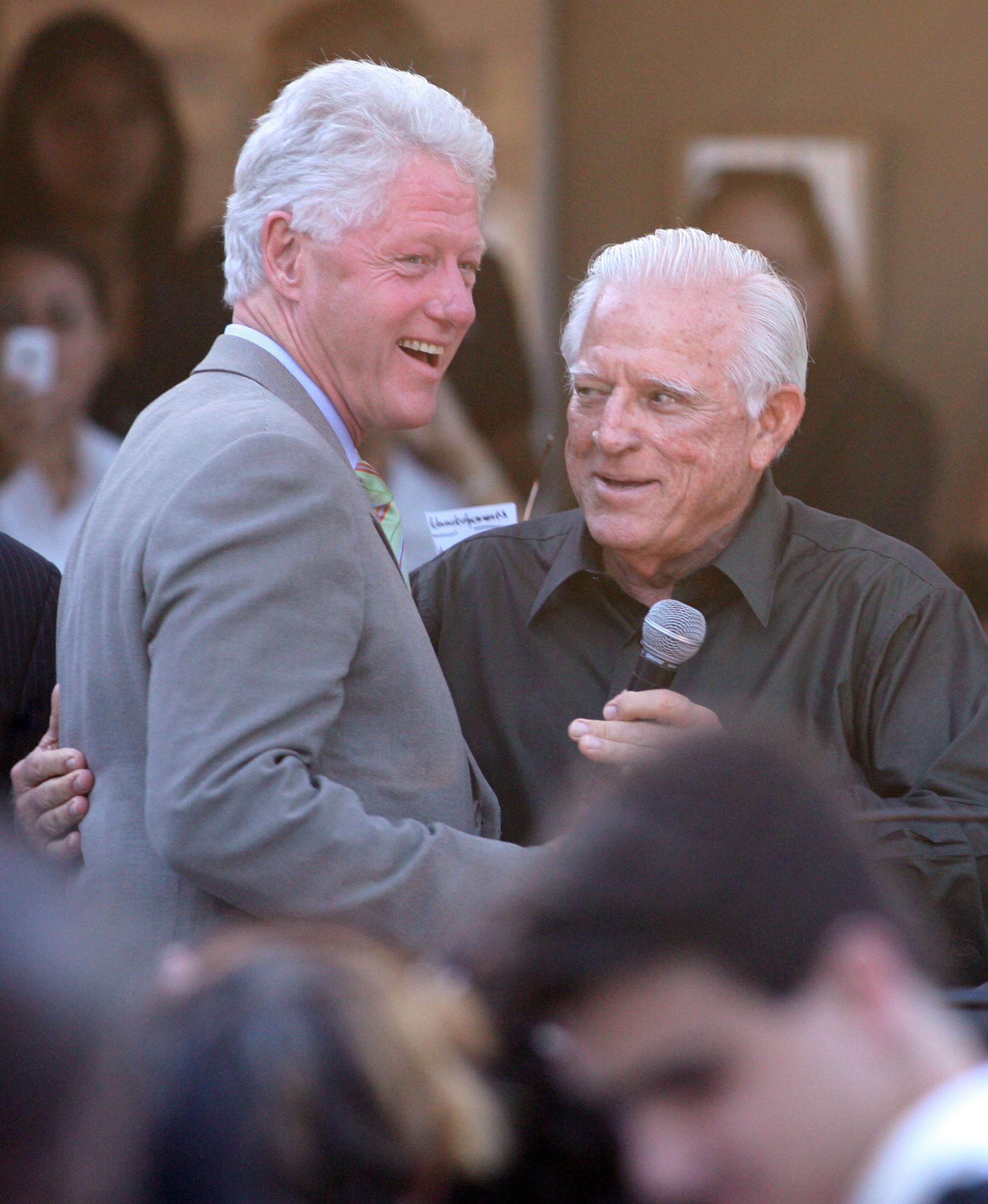 En esta foto de 2008, el expresidente Bill Clinton saluda a Carlos Romero Barceló durante una actividad en un restaurante de Salinas.