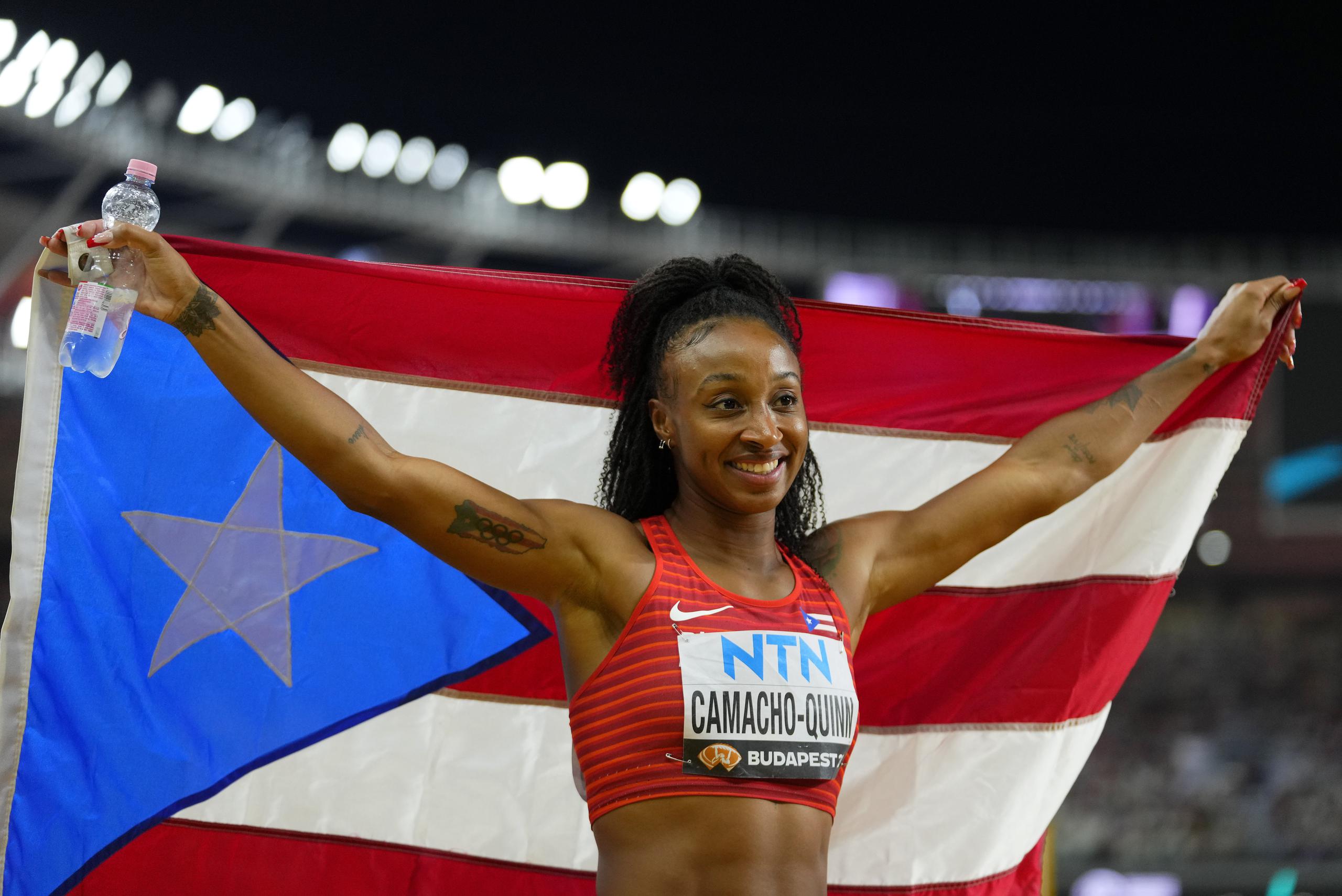 Jasmine Camacho Quinn, aquí con la bandera de Puerto Rico luego de una carrera, es una obvia candidata para abanderada boricua en los Juegos Olímpicos.