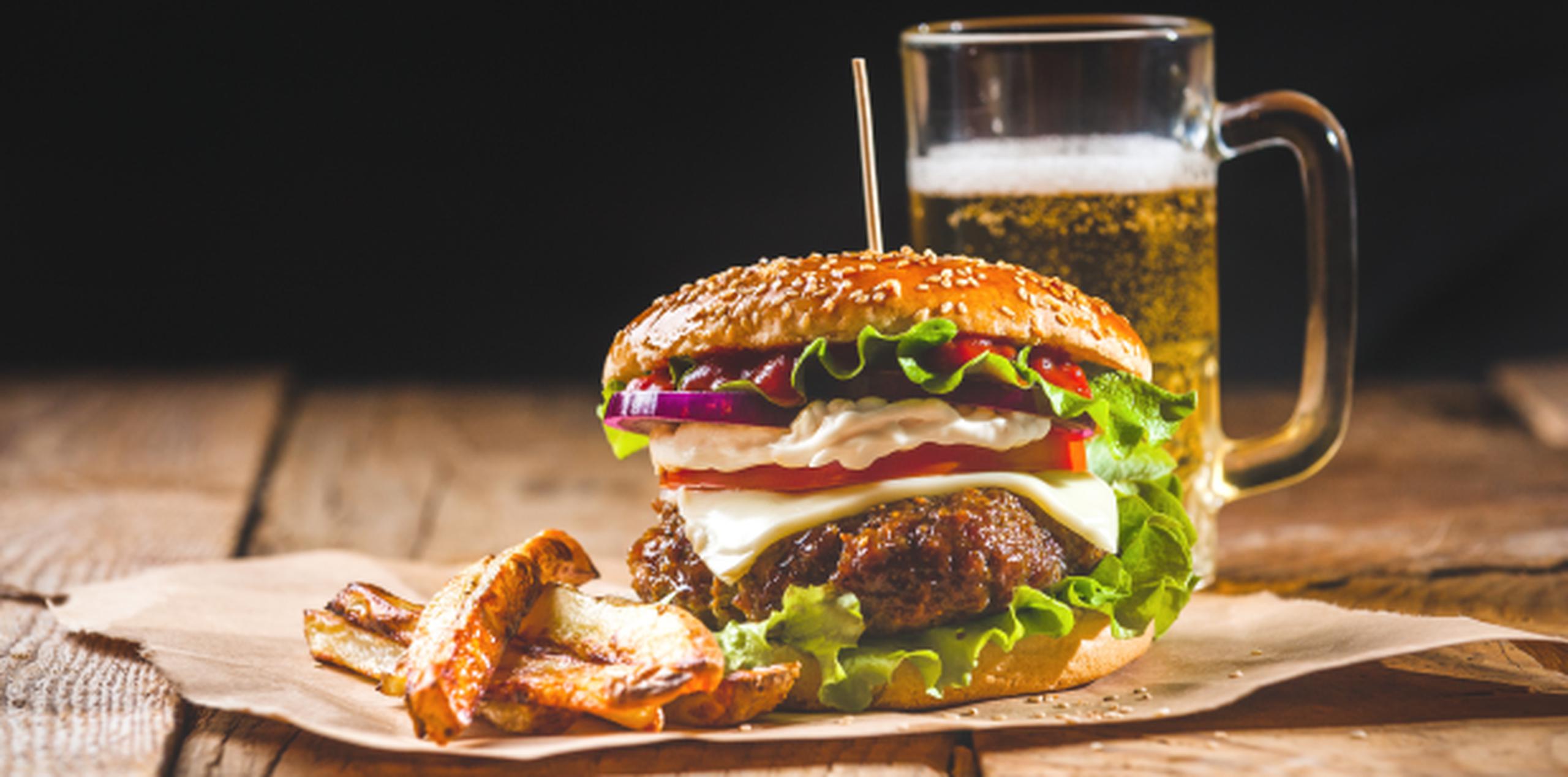 Las hamburguesas pueden llegar a alterar procesos químicos, los cuales están asociados a la depresión y ansiedad. (Shutterstock)
