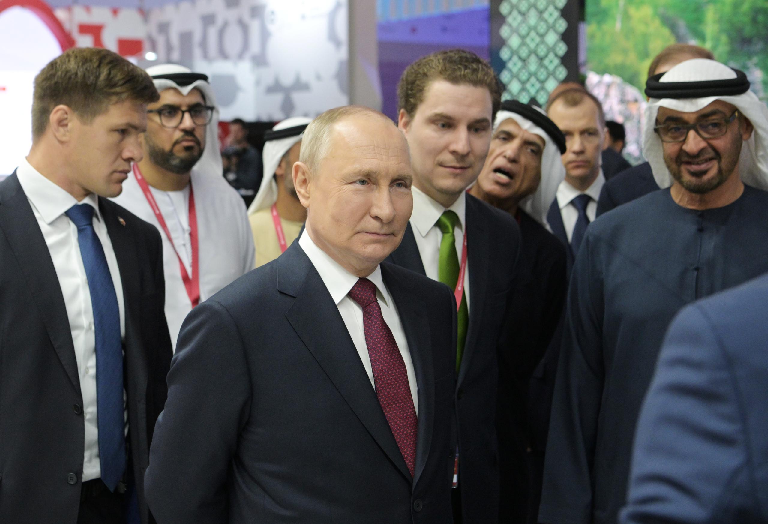 El presidente ruso, Vladimir Putin, y el presidente de los Emiratos Árabes Unidos, Sheikh Mohamed bin Zayed Al Nahyan, asisten a una exposición de los Emiratos Árabes Unidos en San Petersburgo en el marco del Foro Económico Internacional (SPIEF), el 16 de junio de 2023. (EFE/EPA/ALEXEI NIKOLSKY / AGENCIA FOTOGRÁFICA ANFITRIONA / PISCINA CRÉDITO OBLIGATORIO)