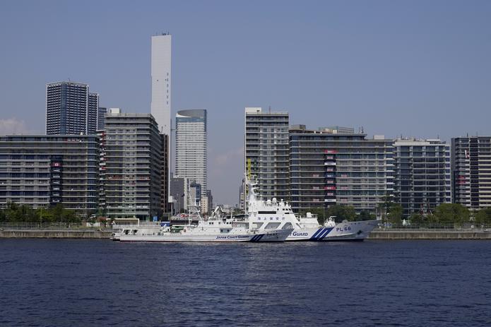 Navíos de la Guardia Costera en la Bahía de Tokio frente a la Villa Olímpica, el lunes 19 de julio de 2021. (AP Foto/Charlie Riedel)