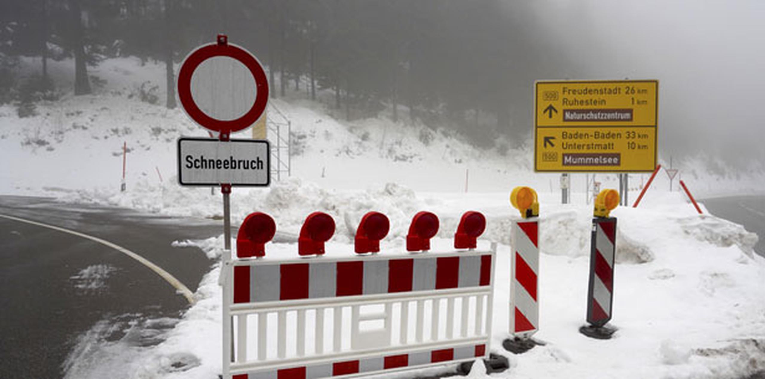 ORF reportó que las autoridades han desplegado equipo pesado para despejar de nieve y árboles derribados el camino al claustro, de la orden “Hermanas de Belén”. (AP)