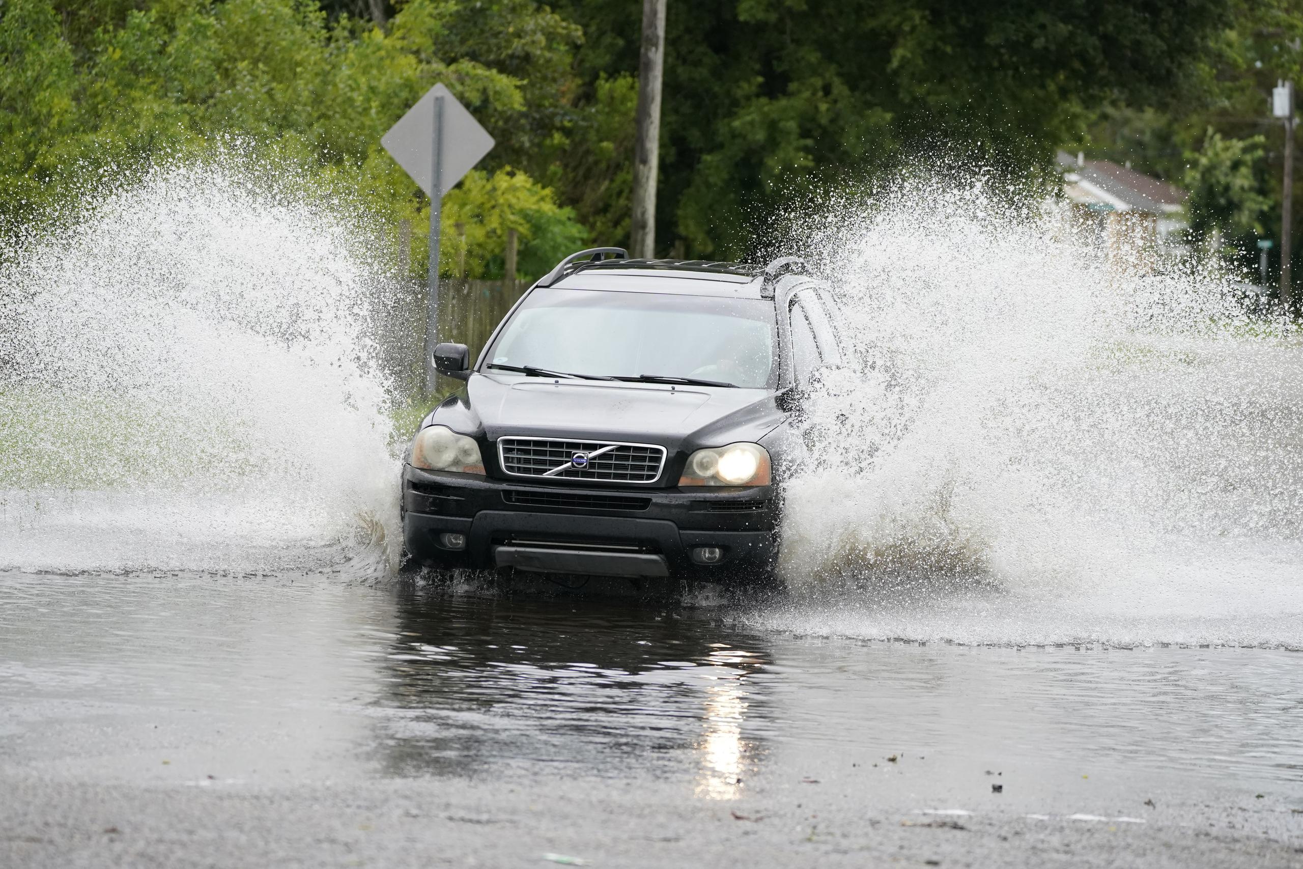 Se le recomienda a los conductores no cruzar carreteras inundadas.