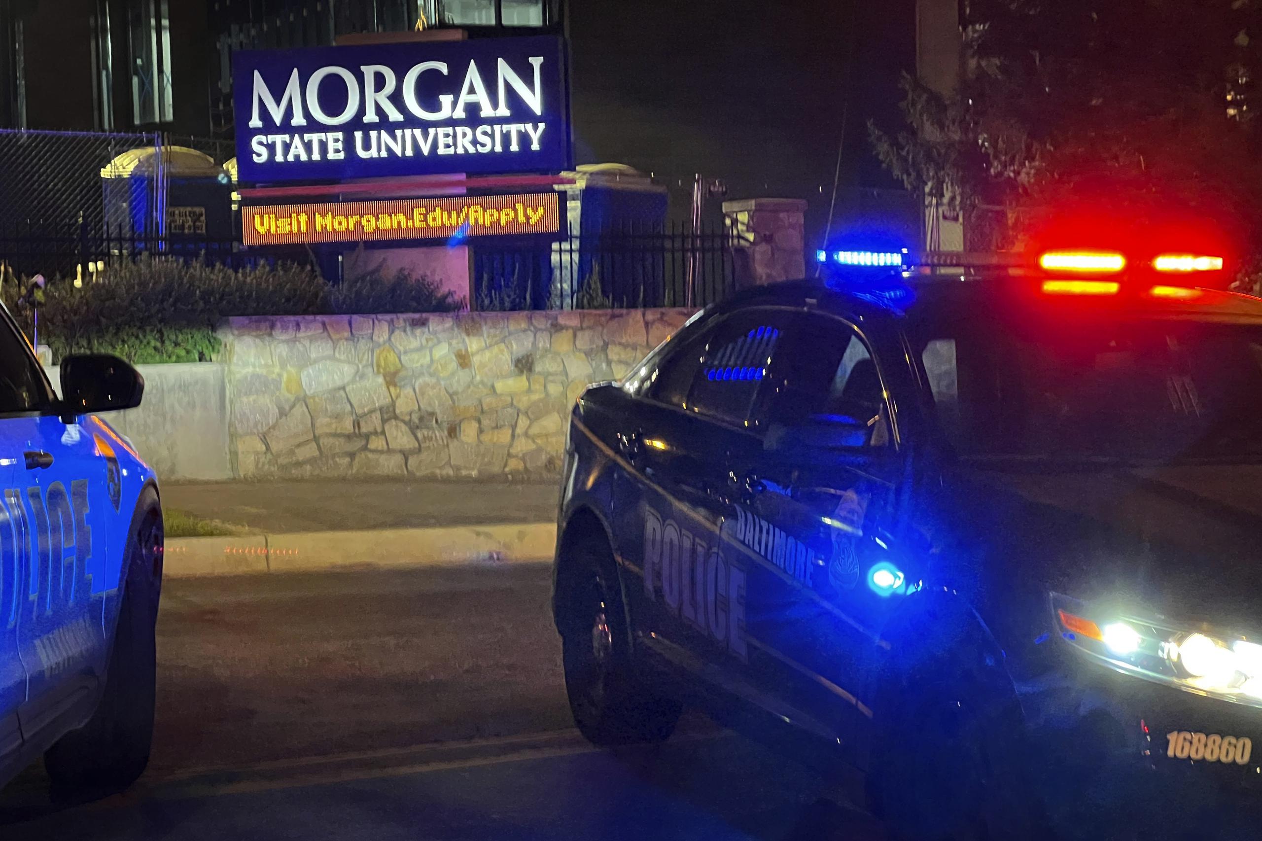 La policía de Baltimore responde a un tiroteo en la Universidad Estatal Morgan, el martes 3 de octubre de 2023, en Balitmore. (Jerry Jackson/The Baltimore Sun vía AP)