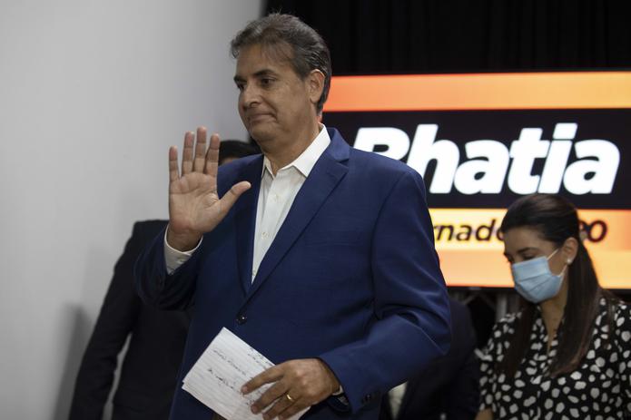 El precandidato a la gobernación por el Partido Popular Democrático Eduardo Bhatia llegó acompañado por su esposa Isabel Fernández.