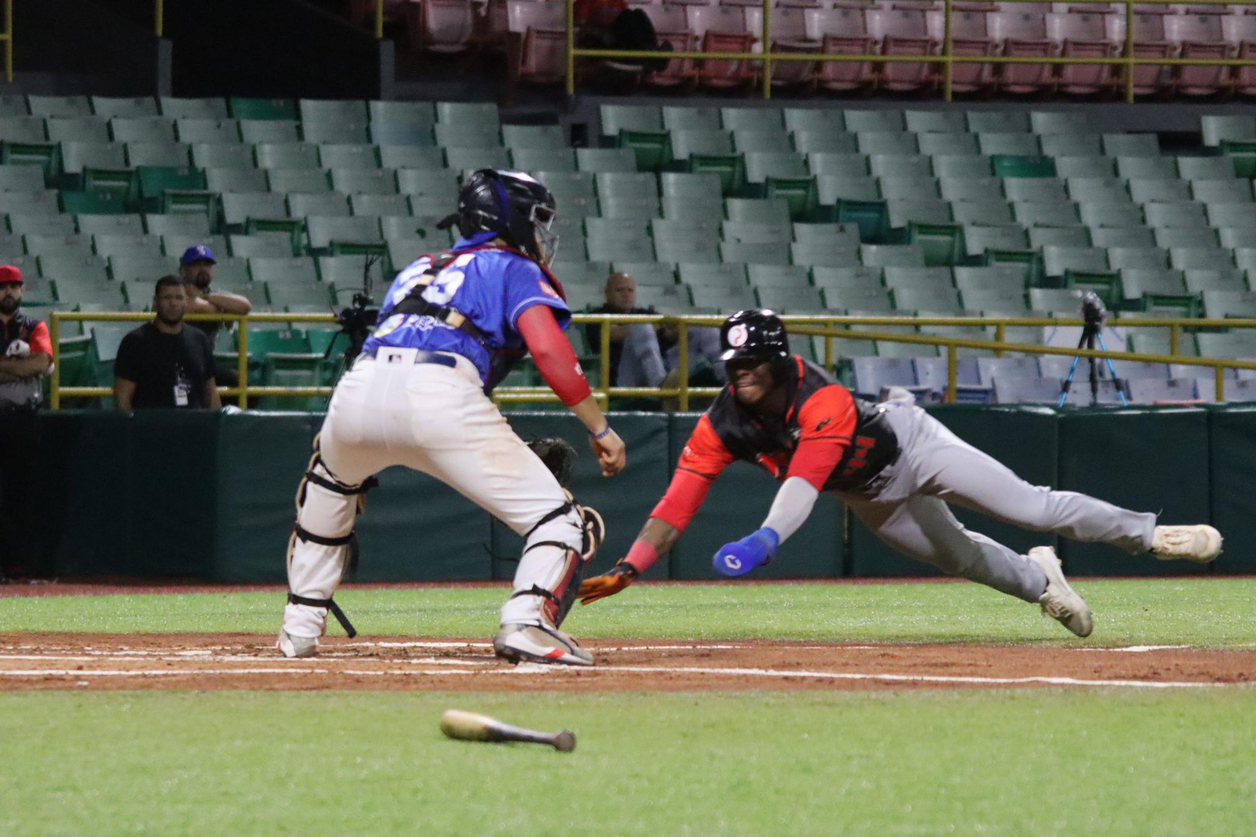 El guardabosque derecho de los Leones de Ponce, Dairon Blanco, se ha robado 21 bases en 25 intentos.