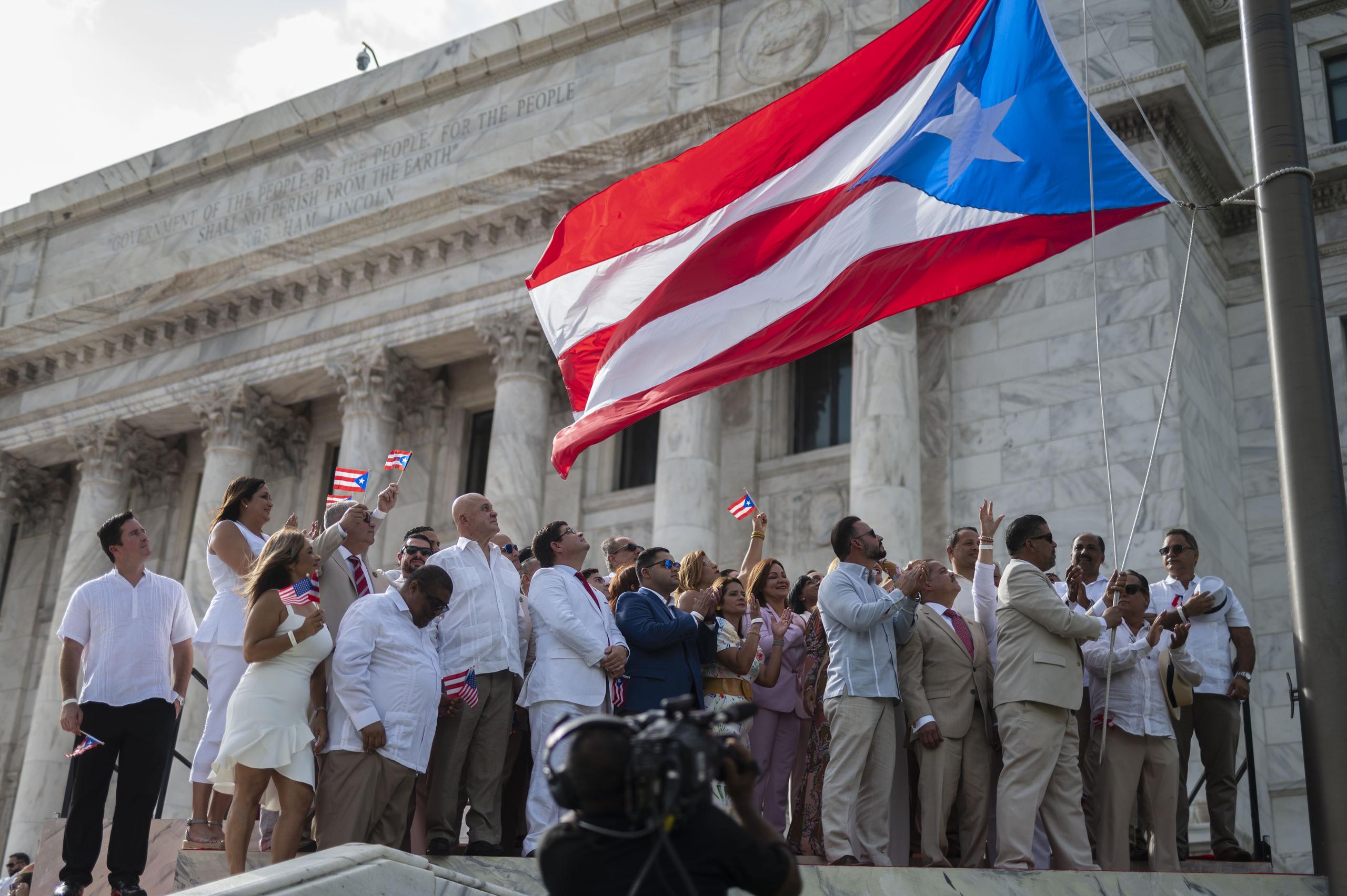 Legisladores llegaron a izar la bandera de Puerto Rico durante la actividad que conmemora la creación de la Carta Magna de la Isla.