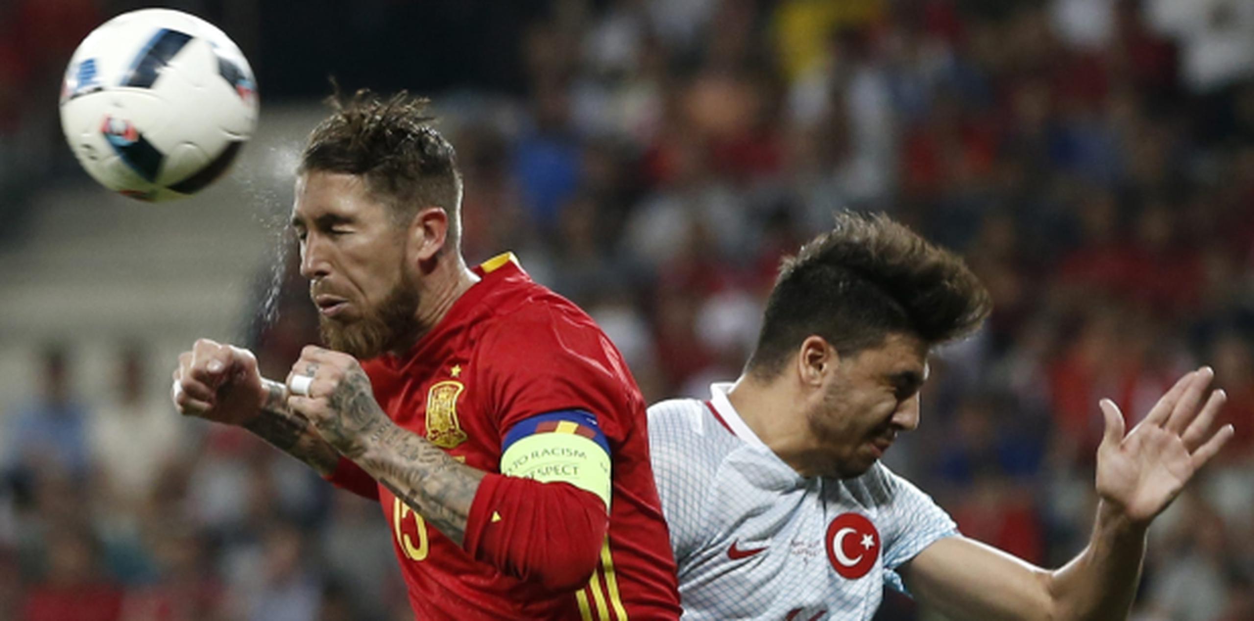 Sergio Ramos controla el balón con un cabezazo frente a Turquía. (Agencia EFE)