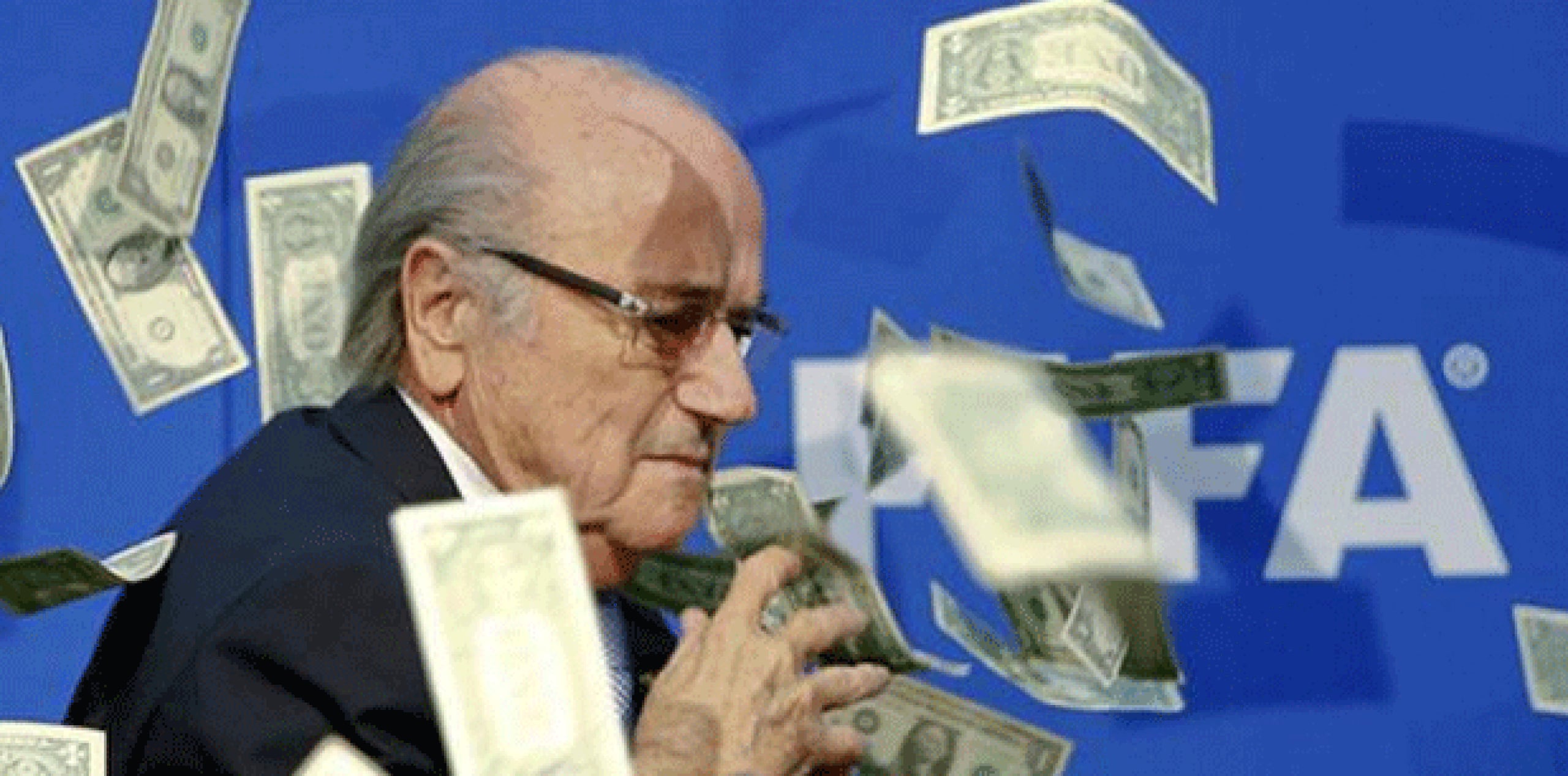 Joseph Blatter, presidente de la FIFA se disponía a ofrecer una conferencia de prensa en el marco de una sesión del comité ejecutivo cuando el comediante Simon Brodkin se levantó de un asiento en la primera fila y la tiró lo que parecieron billetes falsos de dólares. (Twitter)