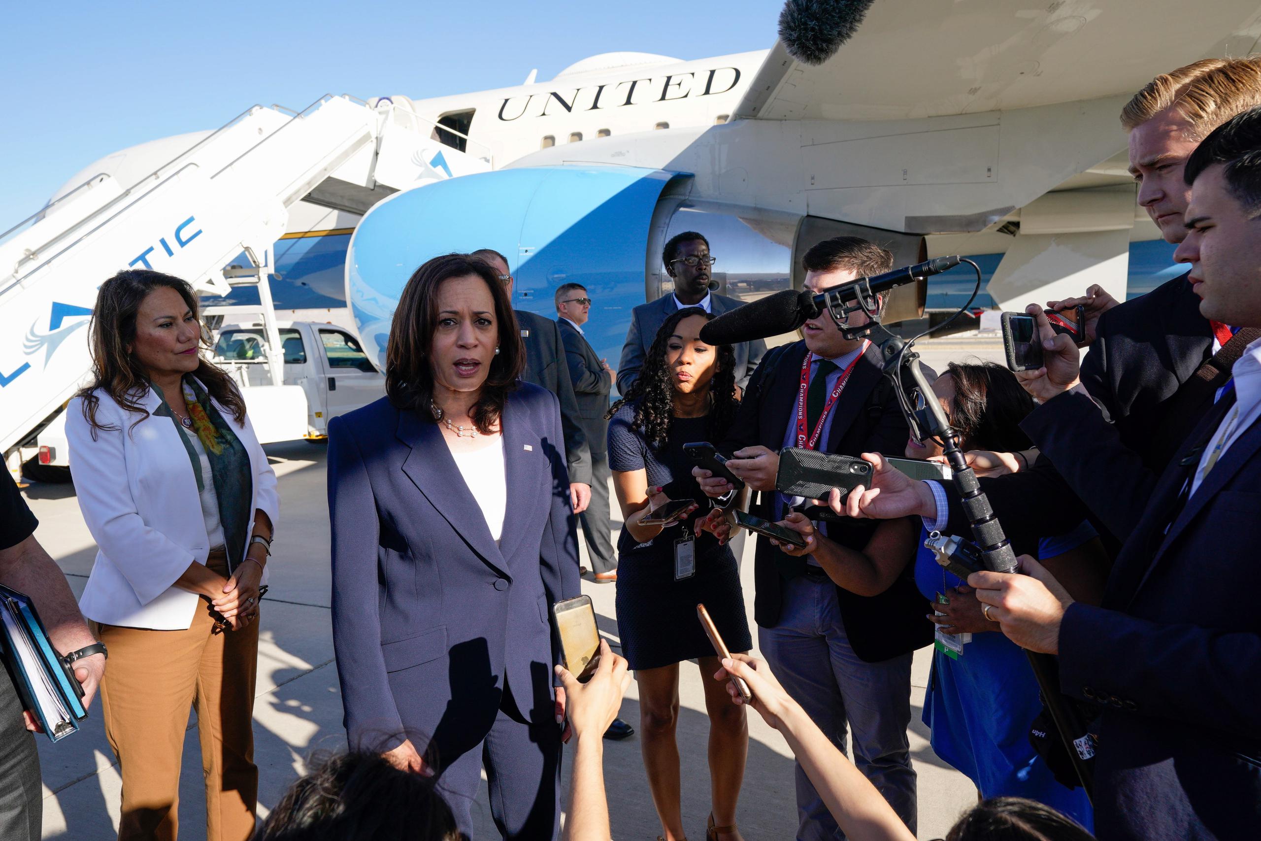 La vicepresidenta de EEUU, Kamala Harris (C), habla con la prensa a su llegada al Aeropuerto Internacional de El Paso en Texas para visitar la frontera con México, 25 de junio de 2021. EFE/EPA/YURI GRIPAS / POOL
