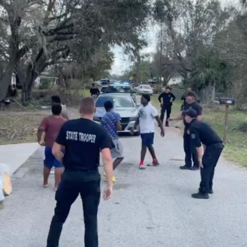 Policías juegan al baloncesto con jóvenes damnificados por el huracán Ian