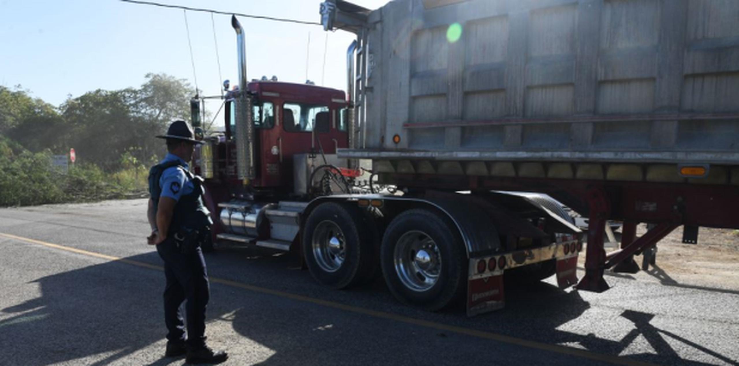 La Policía de Puerto Rico montó un operativo para escoltar los camiones cargados de Agremax. (tony.zayas@gfrmedia.com)