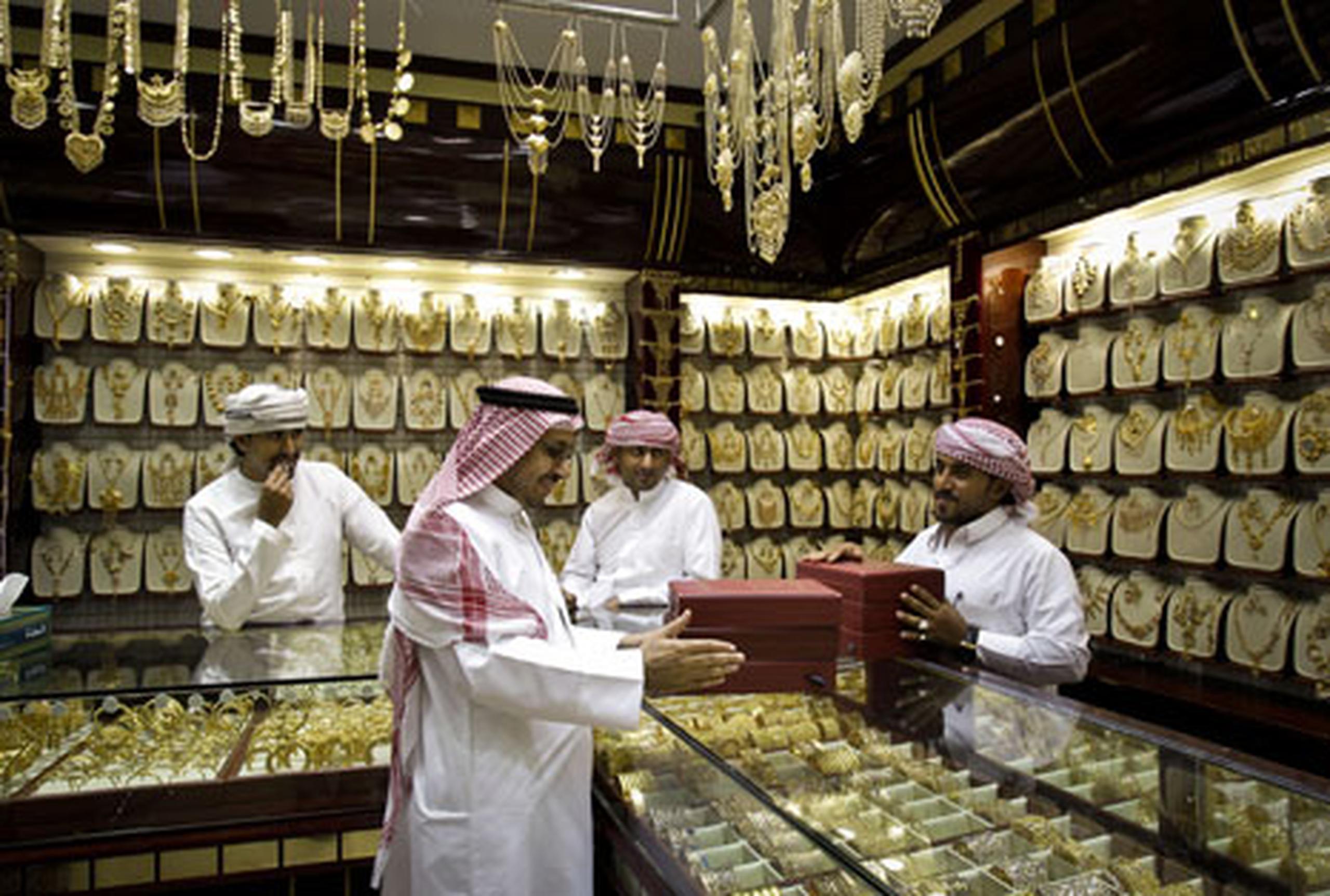 Dubái se ha vuelto un centro de menudeo, con 600 tiendas de oro, la mitad de ellas en mercados enfocados en turistas, comerciantes y residentes. (AP)