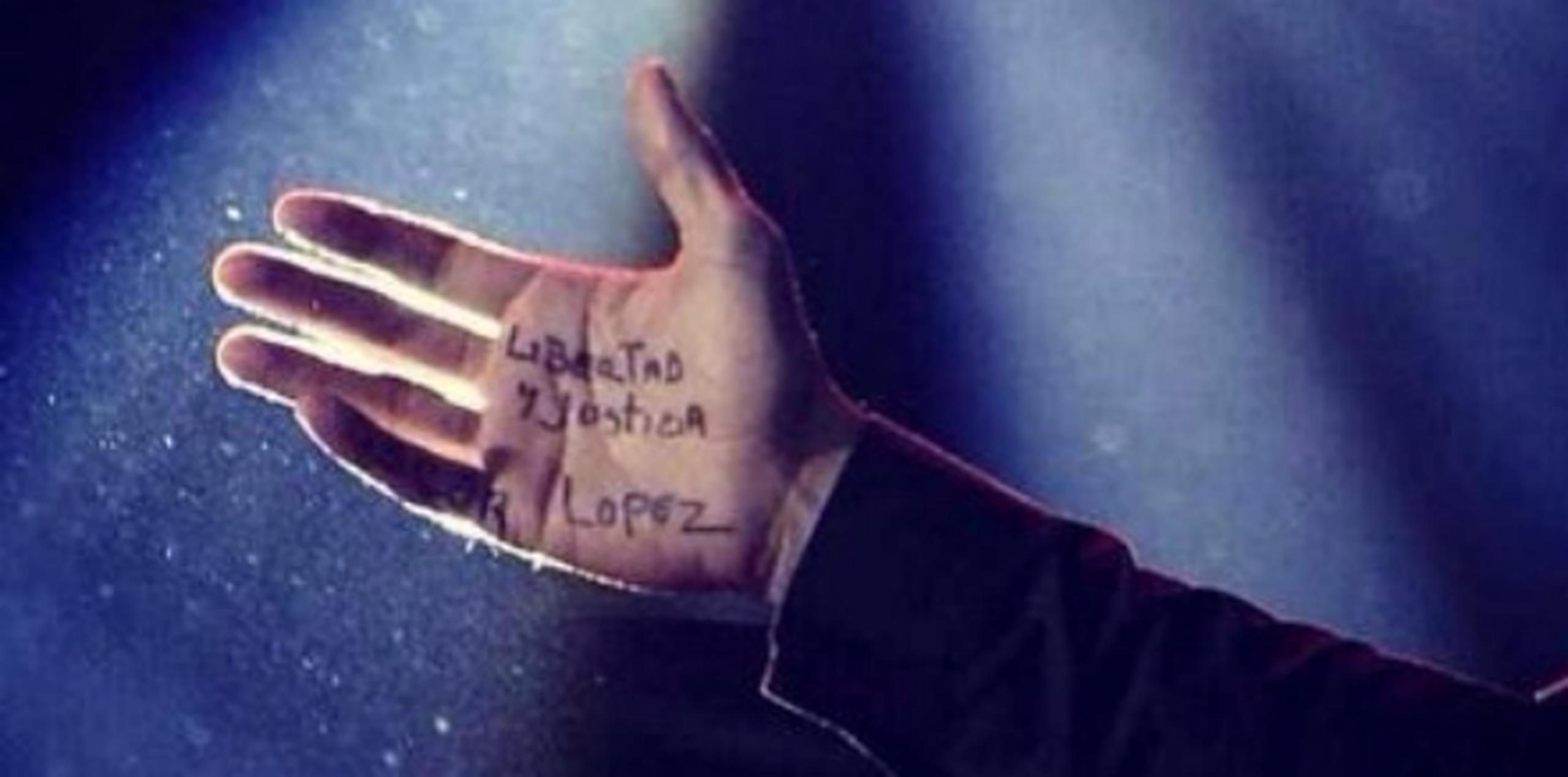 La firma de relaciones públicas de Ricky Martin, Perfect Partners, compartió la fotografía  en la que curiosamente, la mano del artista se ve iluminada, añadiéndole dramatismo y emotividad a la imagen. (Suministrada)