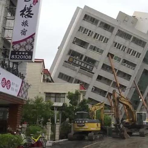 Buscan sobrevivientes tras terremoto en Taiwán 
