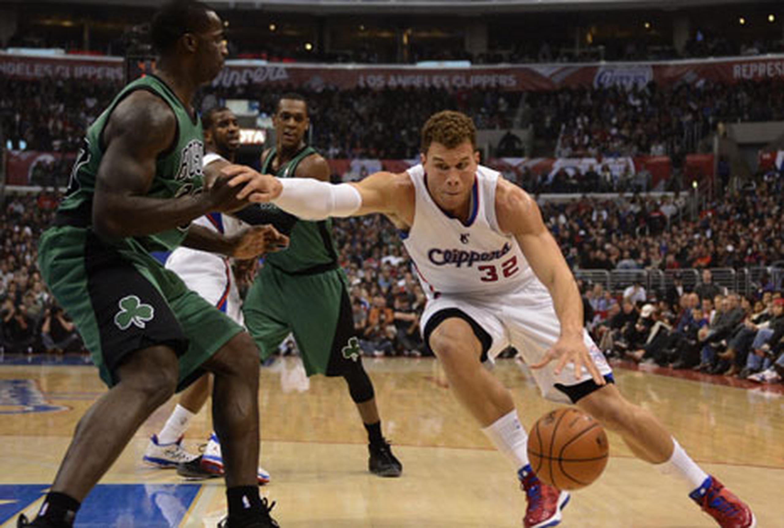 El jugador Blake Griffin de Los Ángeles Clippers recibe la marca de Brandon Bass de los Boston Celtics. (EFE)