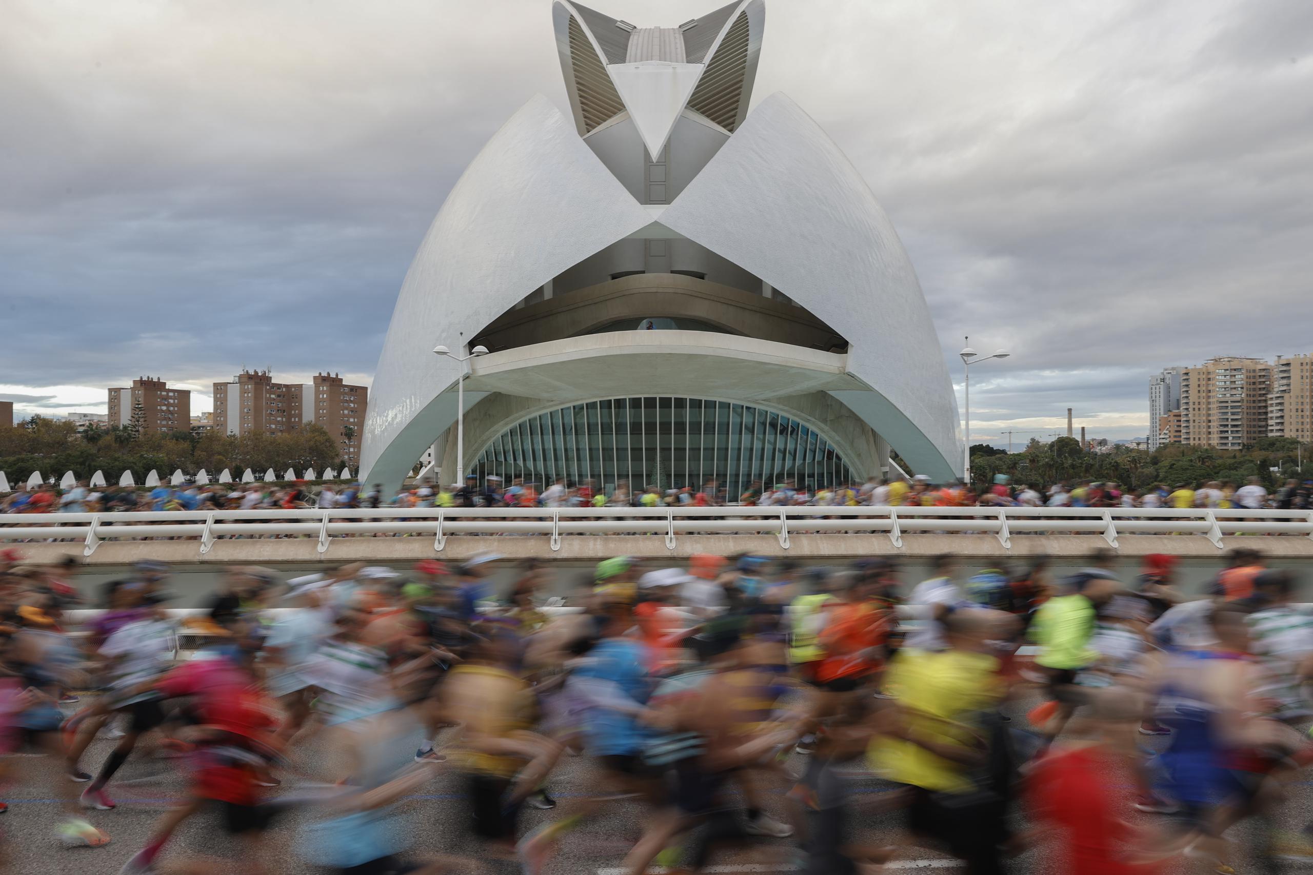 El maratón de Valencia tuvo una inscripción aproximada a los 30,000 participantes.