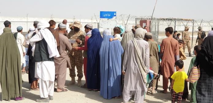 Pakistán no está permitiendo la entrada de refugiados afganos sin documentos, una decisión que anunció Islamabad un día después de que los talibanes tomasen Kabul el pasado 15 de agosto. EFE/EPA/STRINGER