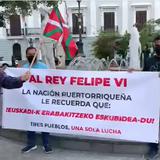 Protestan contra la visita del rey de España frente a la alcaldía de San Juan