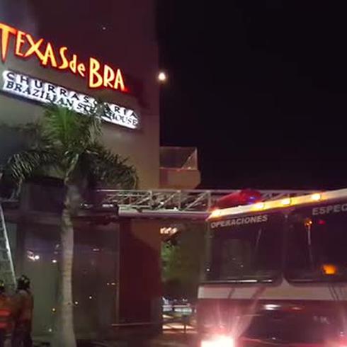 Bomberos controlan fuego en restaurante del Centro de Convenciones