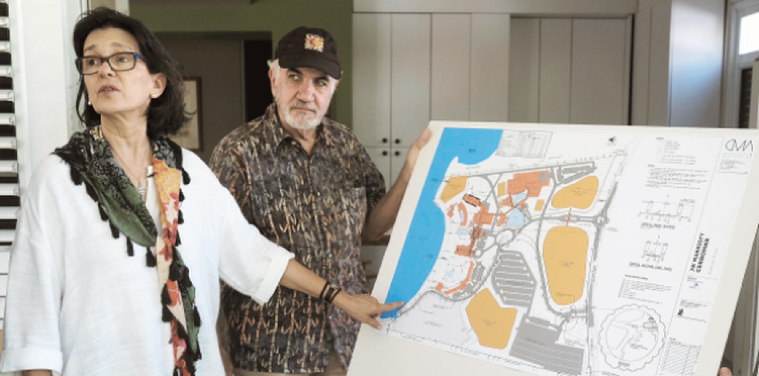 Sonia Landrau y Eduardo Garcia muestran un plano de lo que desarrollarían en los terrenos de hotel. (PARA EL NORTE / ALVIN J. BÁEZ)
