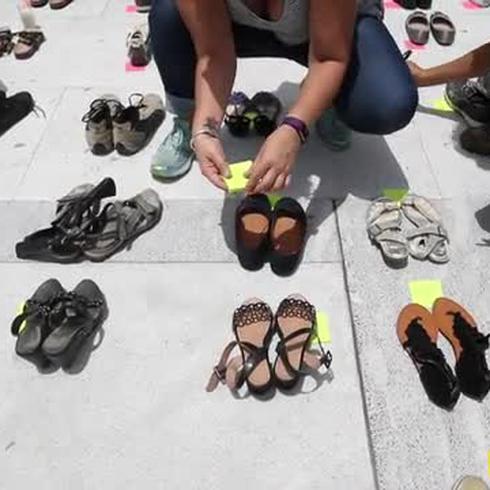 Zapatos para recordar las víctimas del huracán María