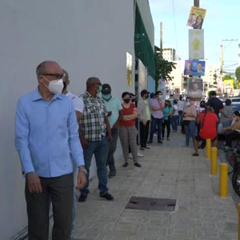 Dominicanos eligen a su presidente entre una explosión de contagios de COVID-19
