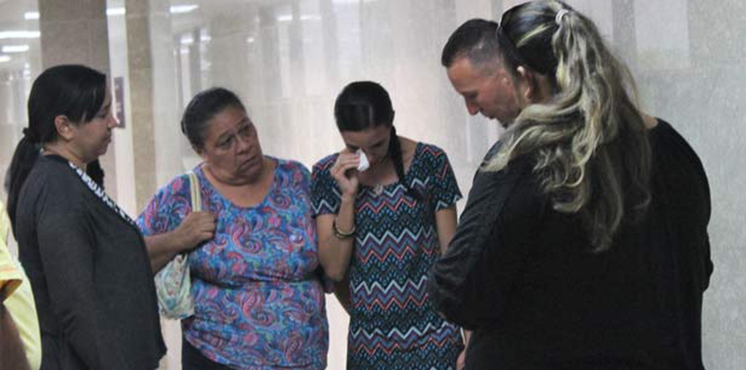 Familiares de Maritza Rodríguez Morales no pueden evitar el llanto luego de escuchar parte de las declaraciones juradas de los acusados en voz del agente investigador. (Para Primera Hora / Lester Jiménez)