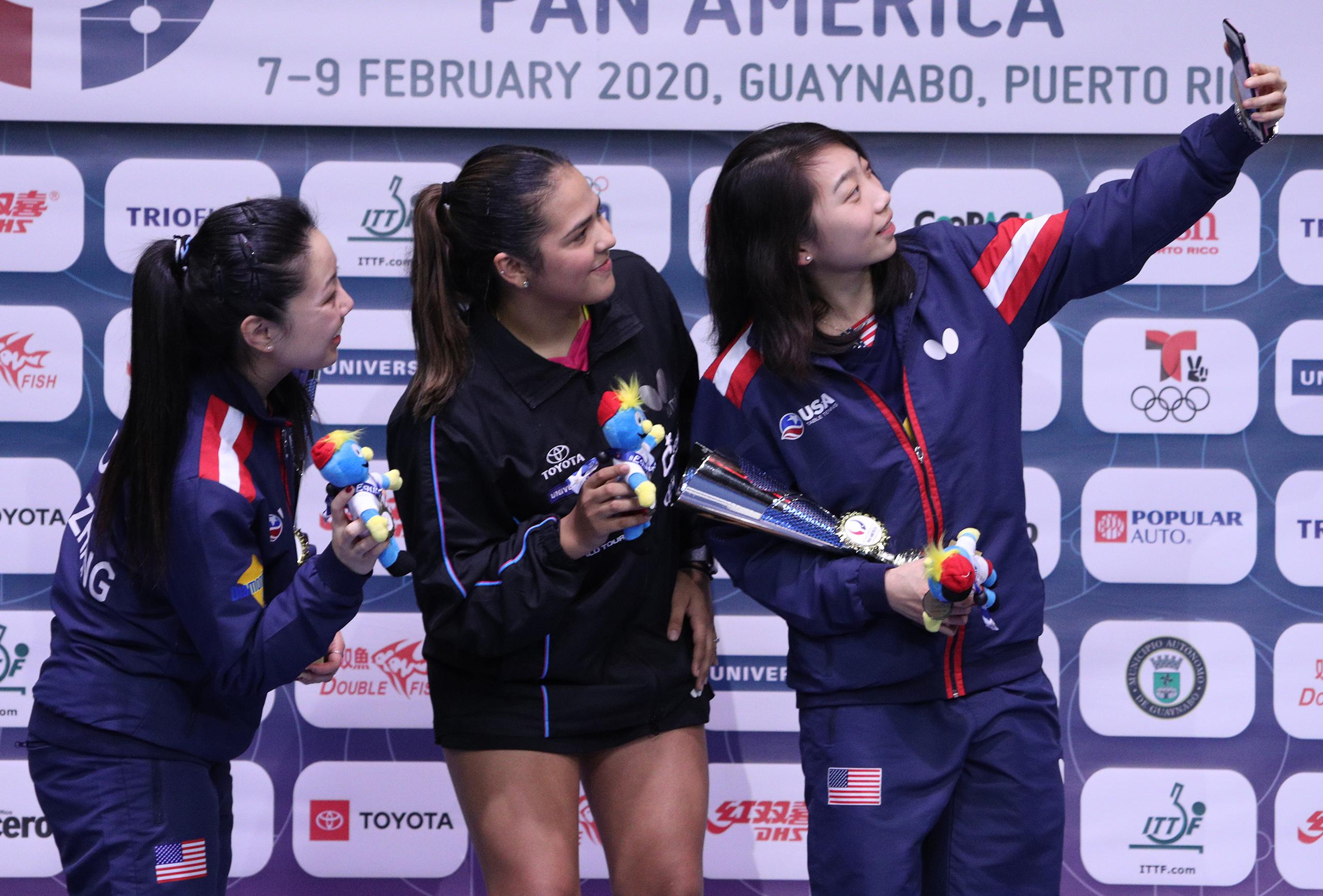 Las tres medallista posan para un selfie tras la premiación.