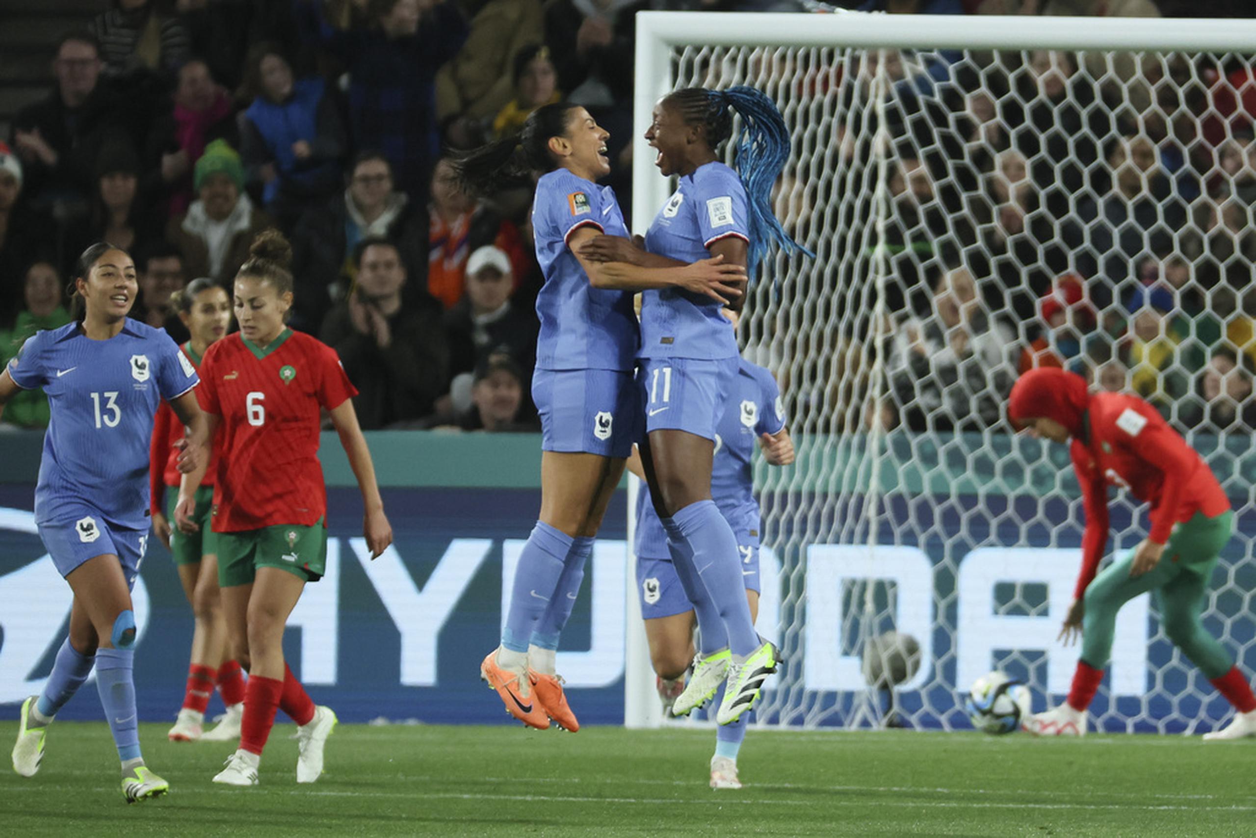 Kenza Dali es felicitada por su compañera Kadidiatou Diani (derecha) tras anotar el segundo gol de Francia en la victoria 4-0 ante Marruecos en el Mundial femenino.