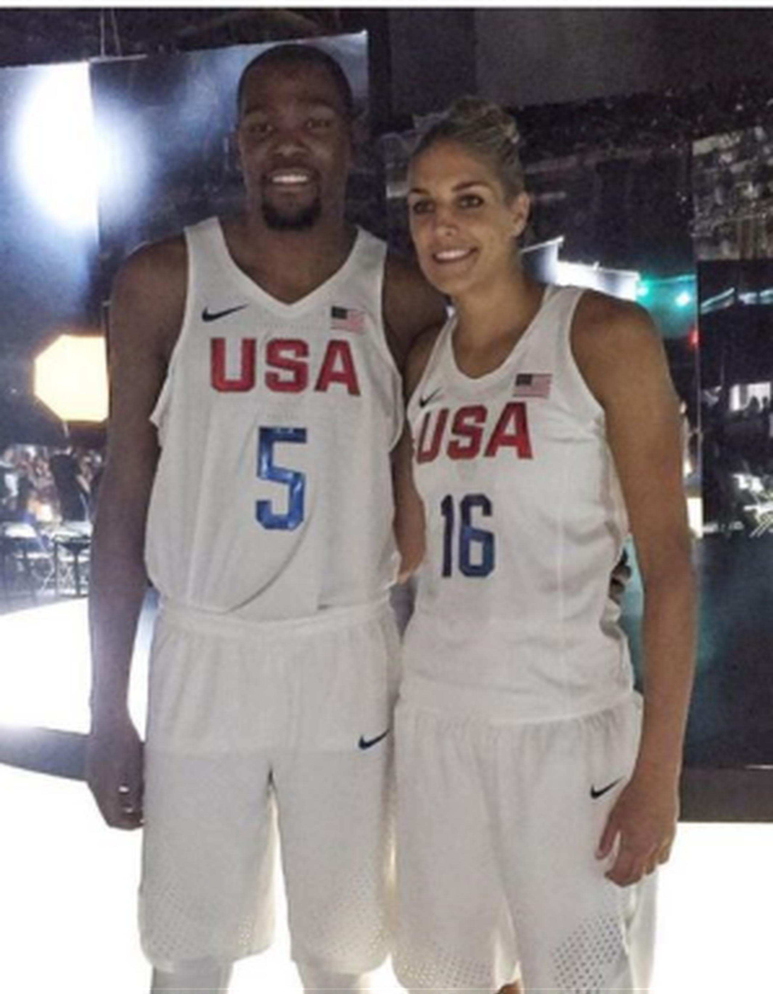 Kevin Durant y Elena Delle Donne fueron los jugadores elegidos para presentar los uniformes. (Captura)