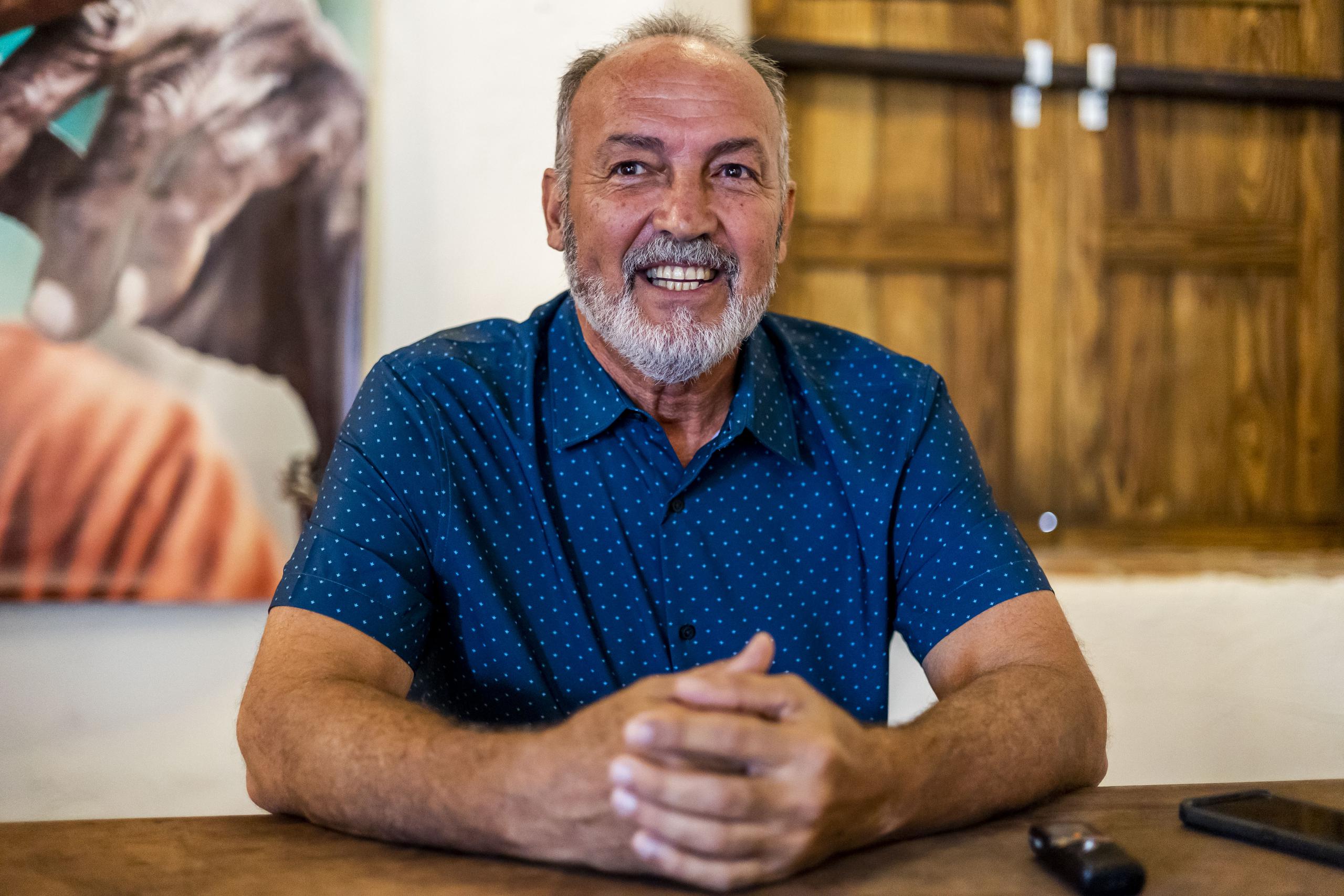 A sus 67 años, Juan José no pierde la capacidad de sonreír, pues asegura que ser feliz es un deber; una característica que lo distinguió desde su niñez y que mantuvo, incluso, en situaciones de alto estrés.