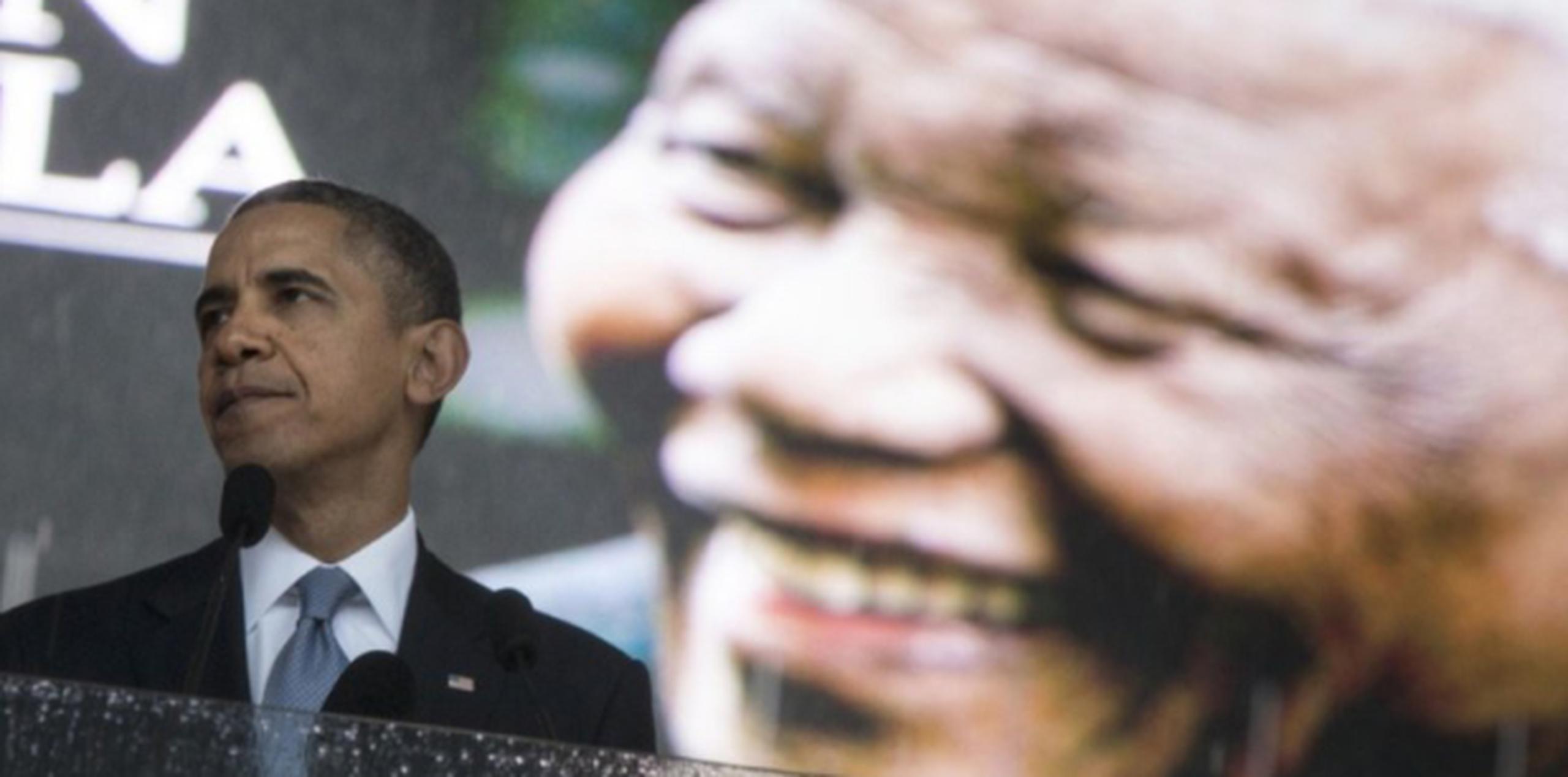 Obama reseñó la influencia de Mandela en su propia vida y reveló que siempre se pregunta si ha sabido aplicar las lecciones del líder sudafricano a sí mismo como hombre y como presidente. (AFP)