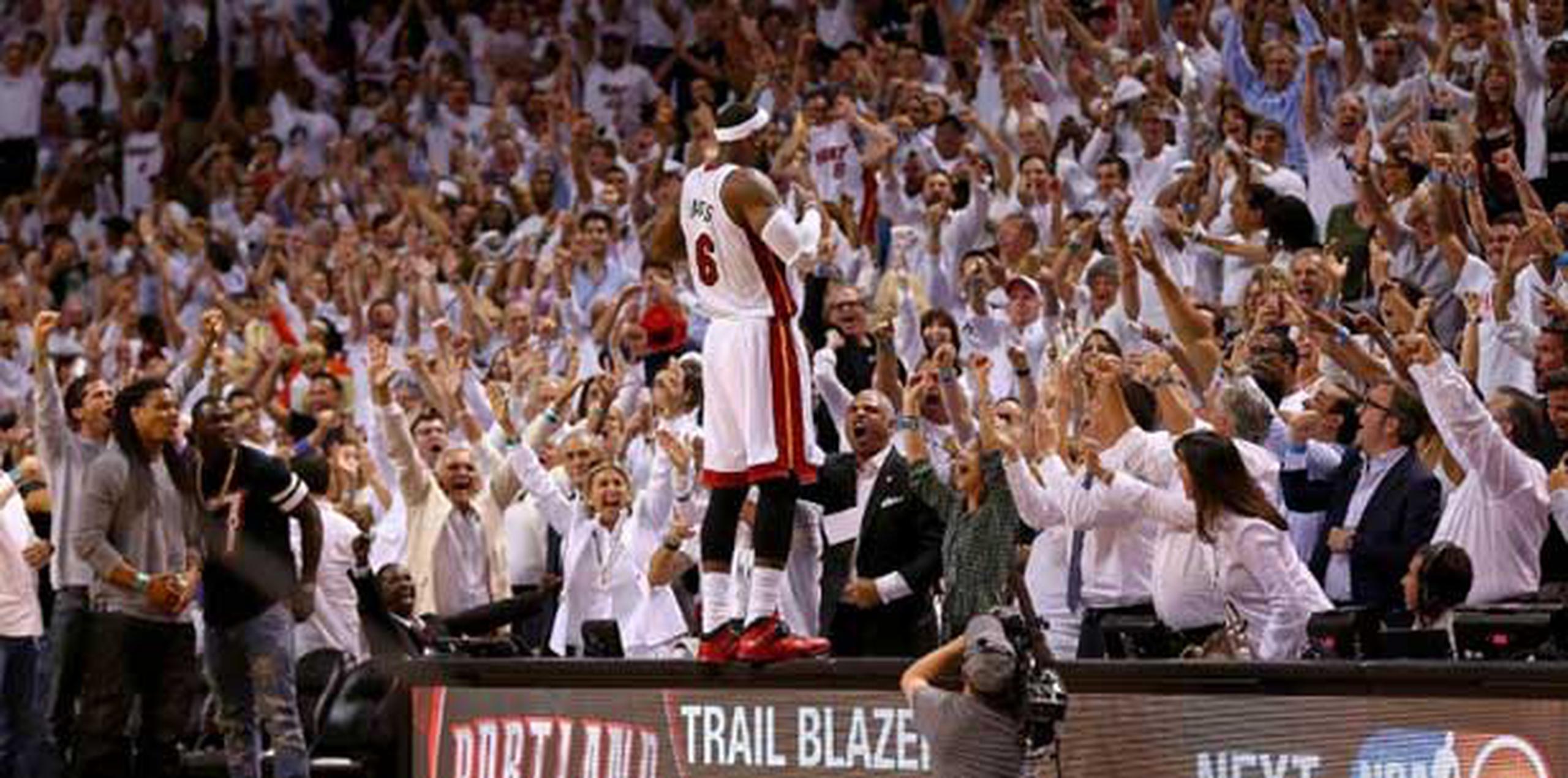 LeBron James y Dwyane Wade anotaron 28 unidades cada uno por el Heat. (AFP)