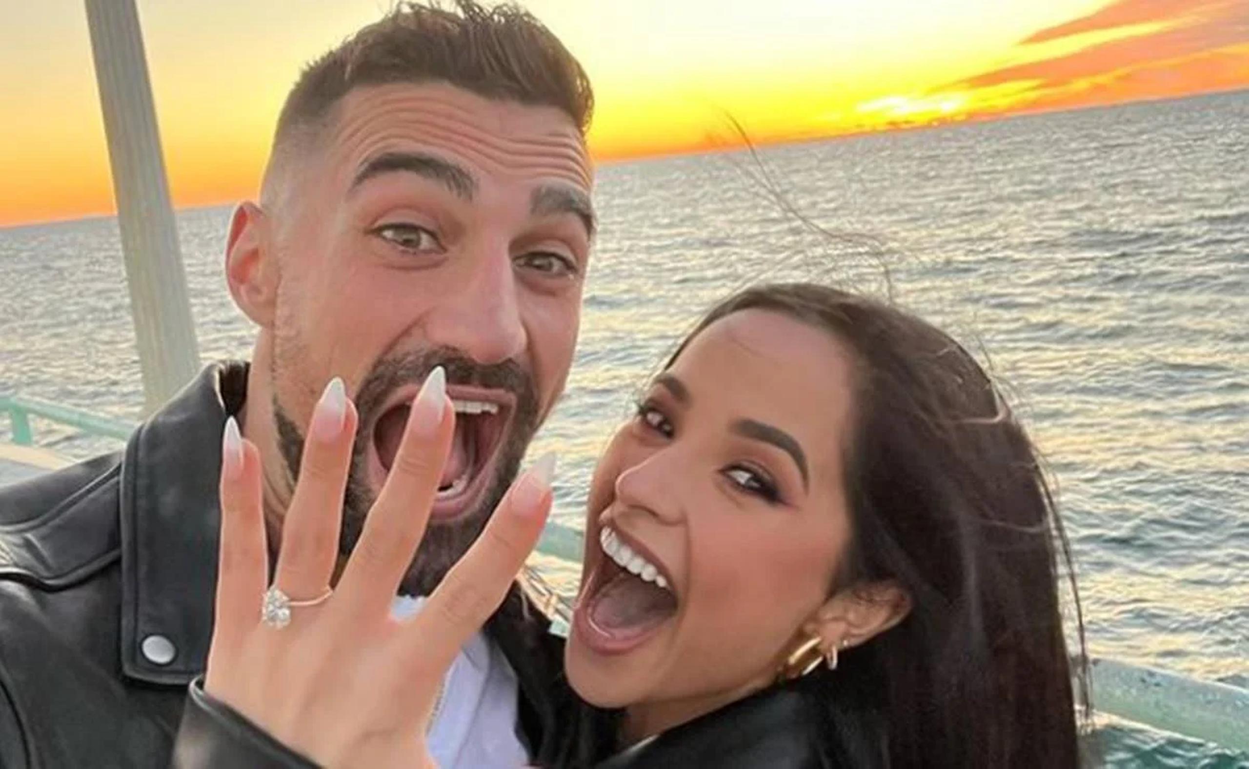 Becky G luce su anillo de compromiso que le dio su pareja, el futbolista Sebastián Lletget.